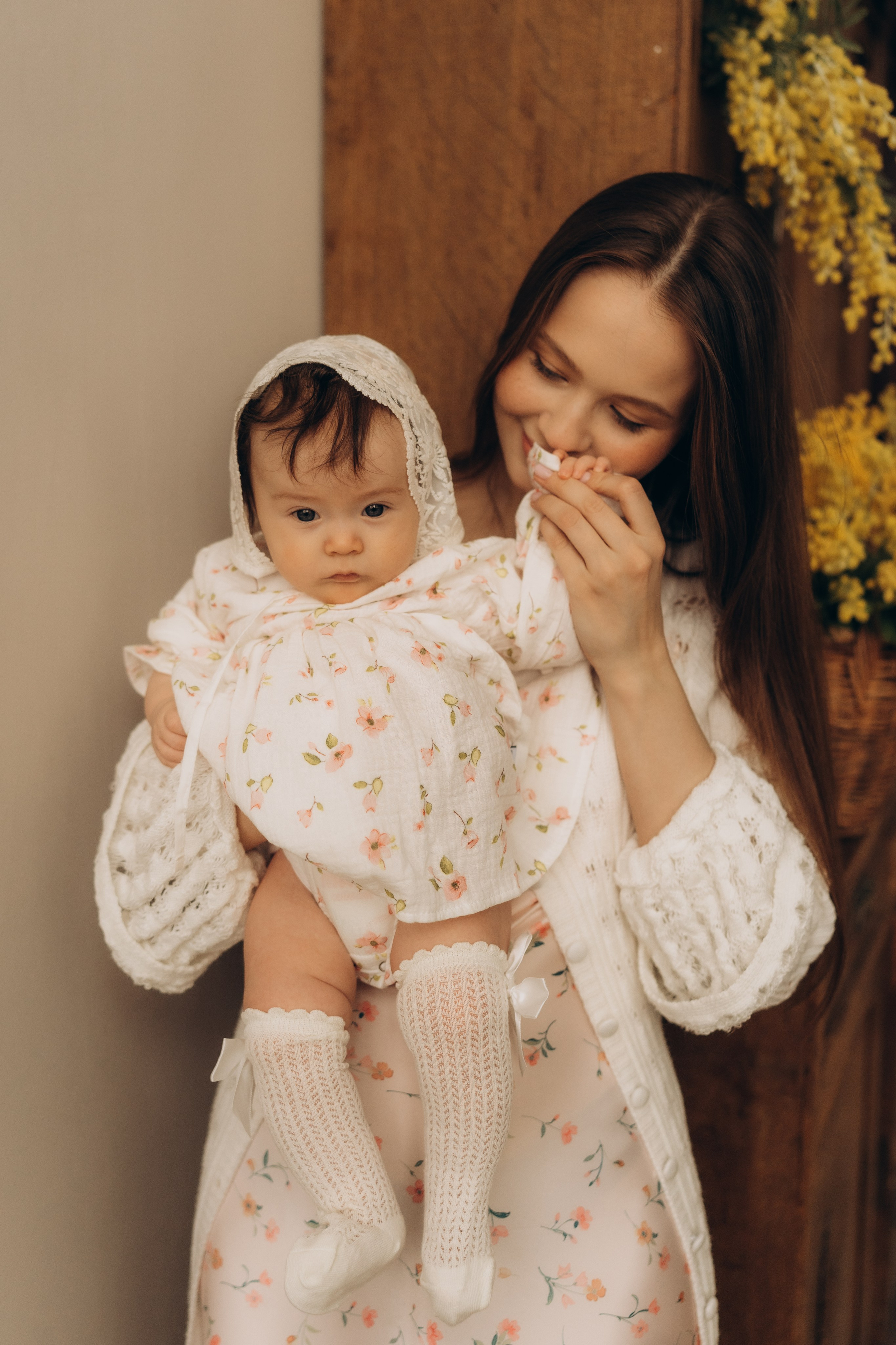 Мама с дочкой и мимозы. Семейный фотограф в Казани