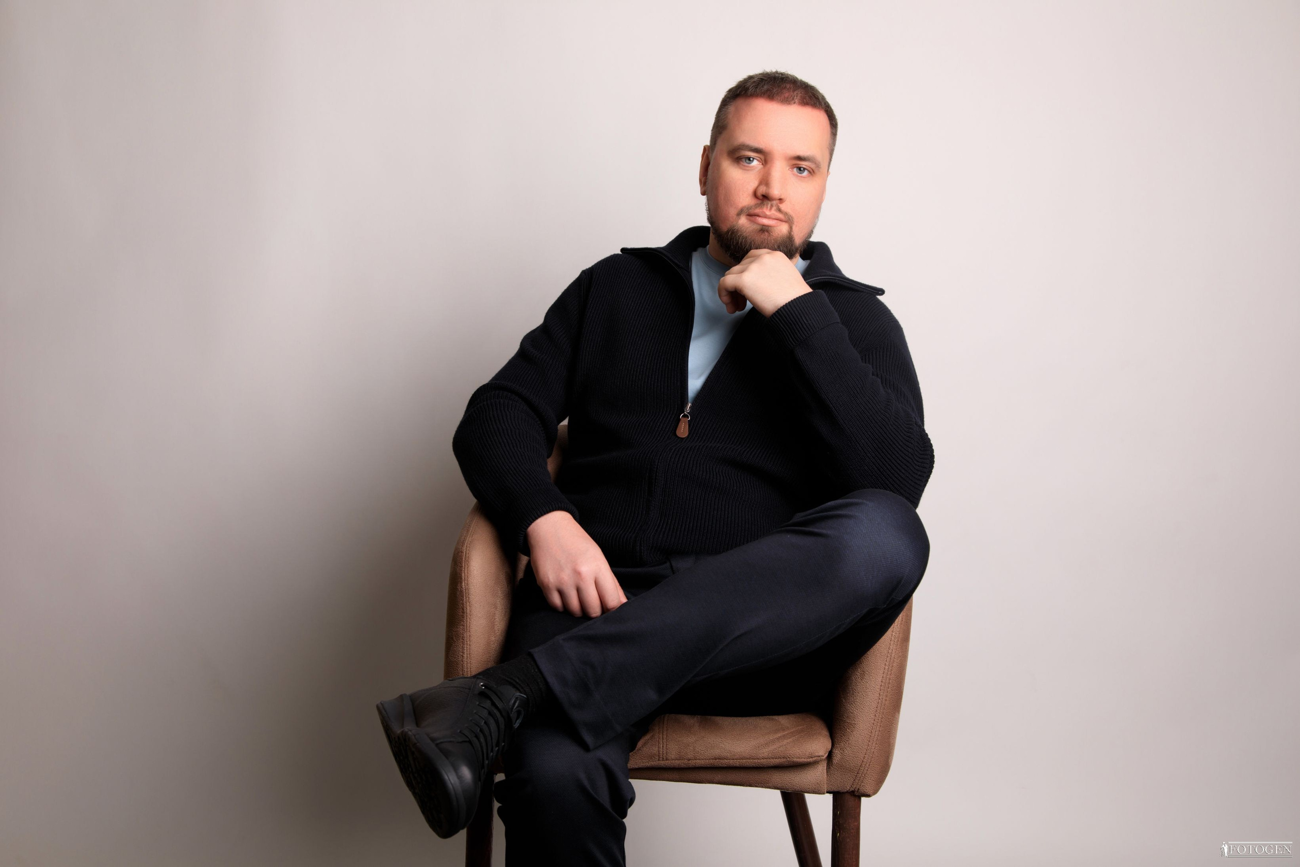 Профессиональная мужская фотосессия в Fotogen: Ваша история в кадре. Интерьерная фотостудия FOTOGEN г. Краснодар