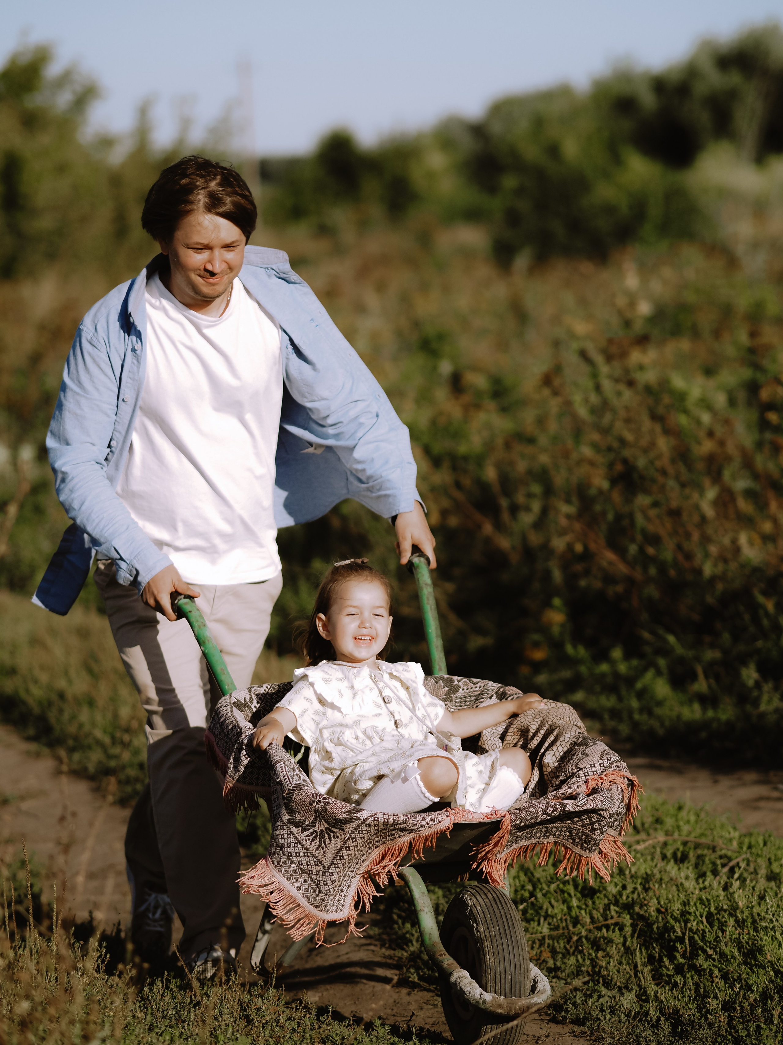 Гоняться по полю на тачке с мамой и папой. Обижаться. Смеяться. Фотограф Рязань. Семейный Свадебный фотограф