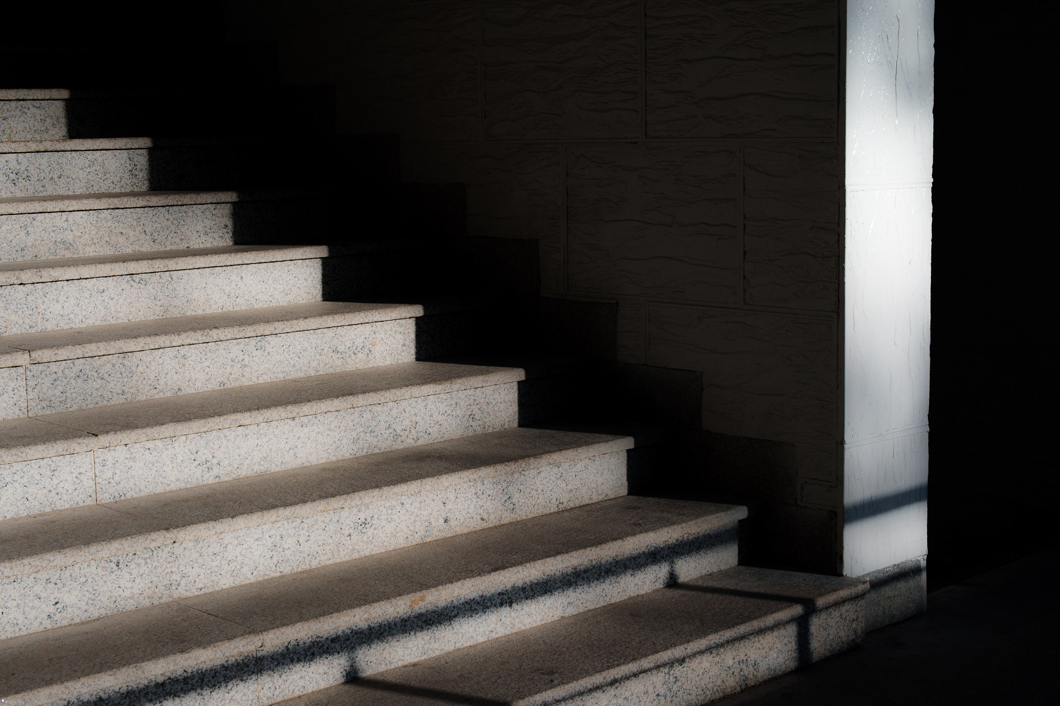 Ступени в тени и свете — минималистичный уличный кадр с абстрактным настроением.