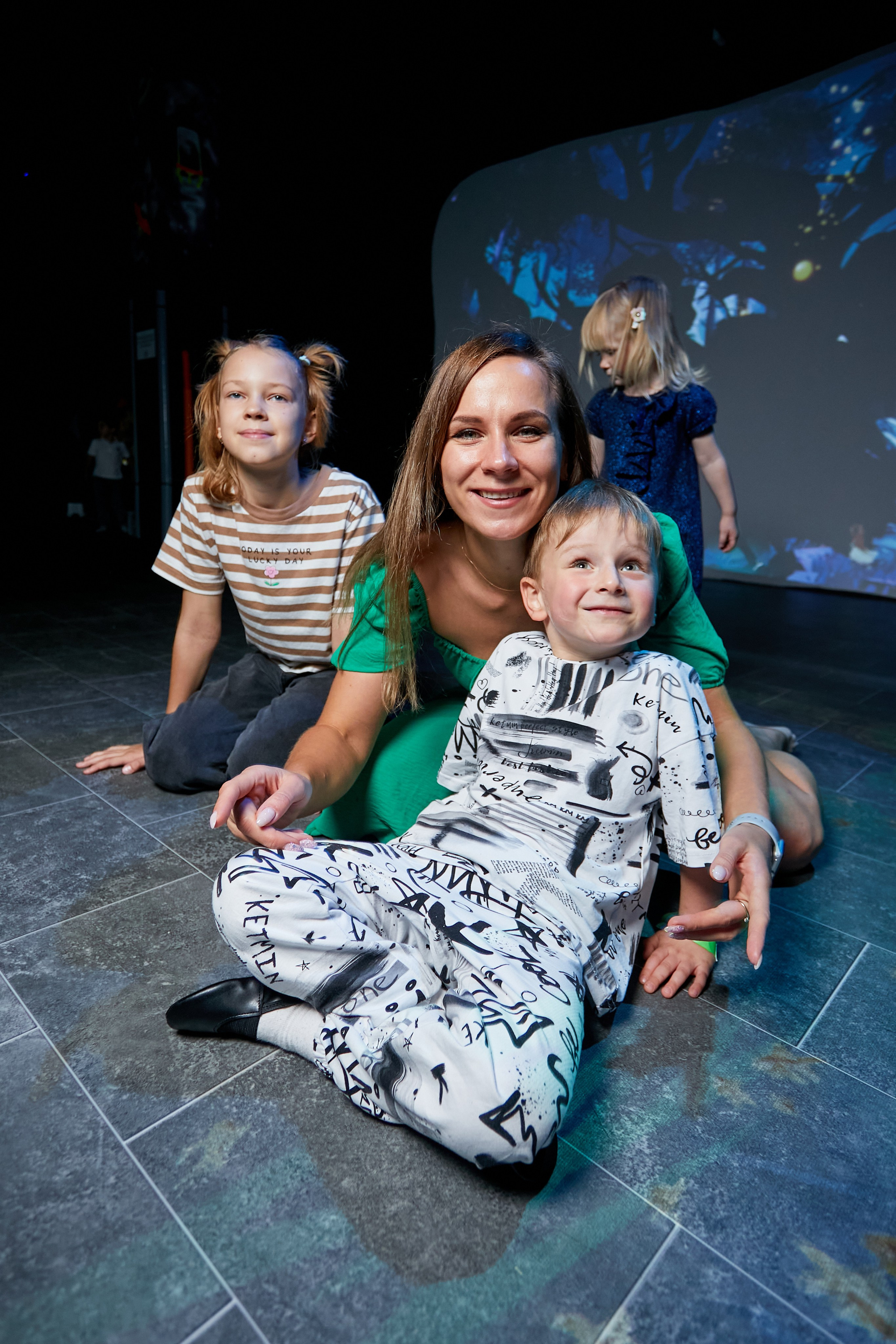 kogan.studio - дети и родители играют в игры