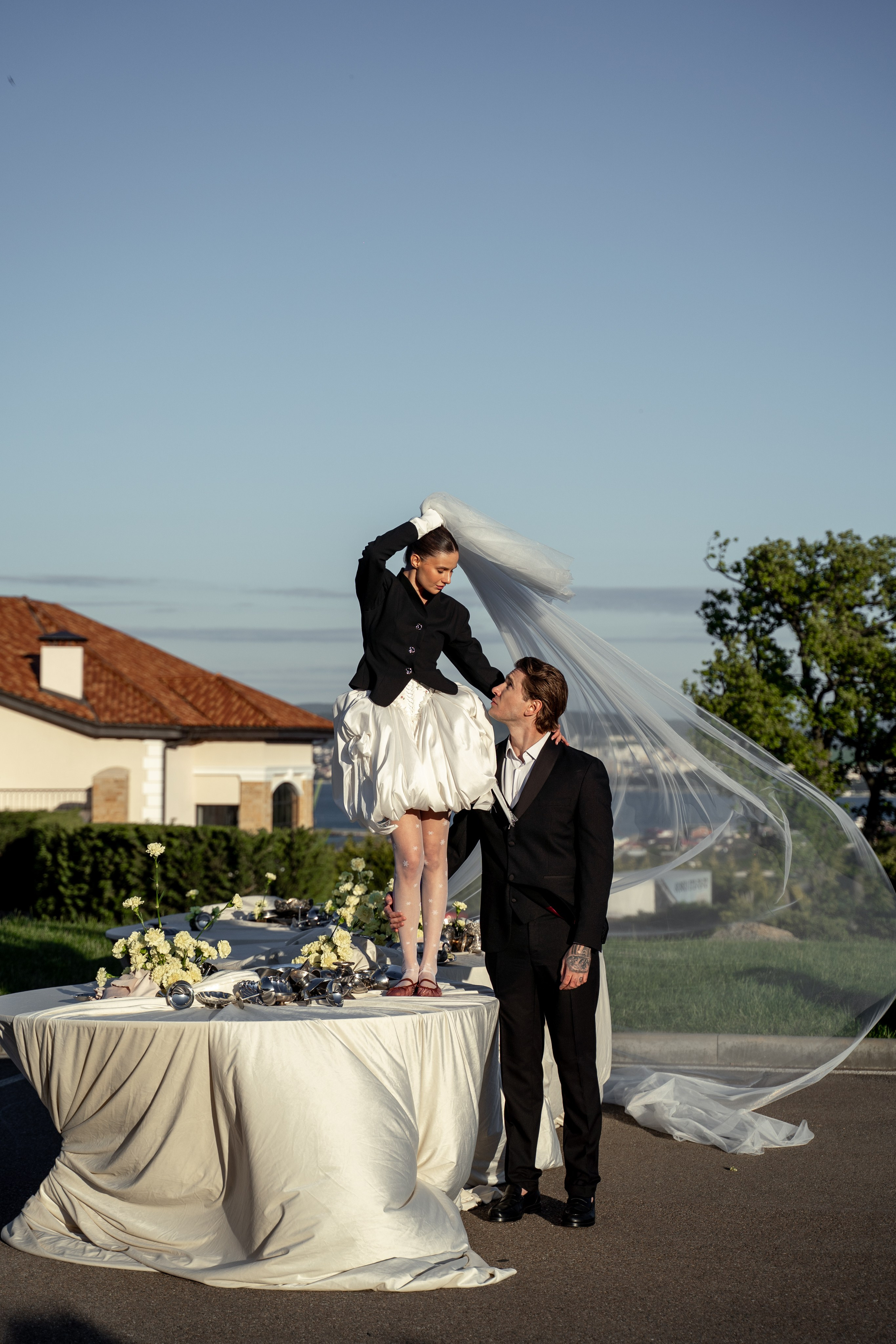 Элитная свадебная фотосессия пары на территории премиального гольф-клуба в Геленджике