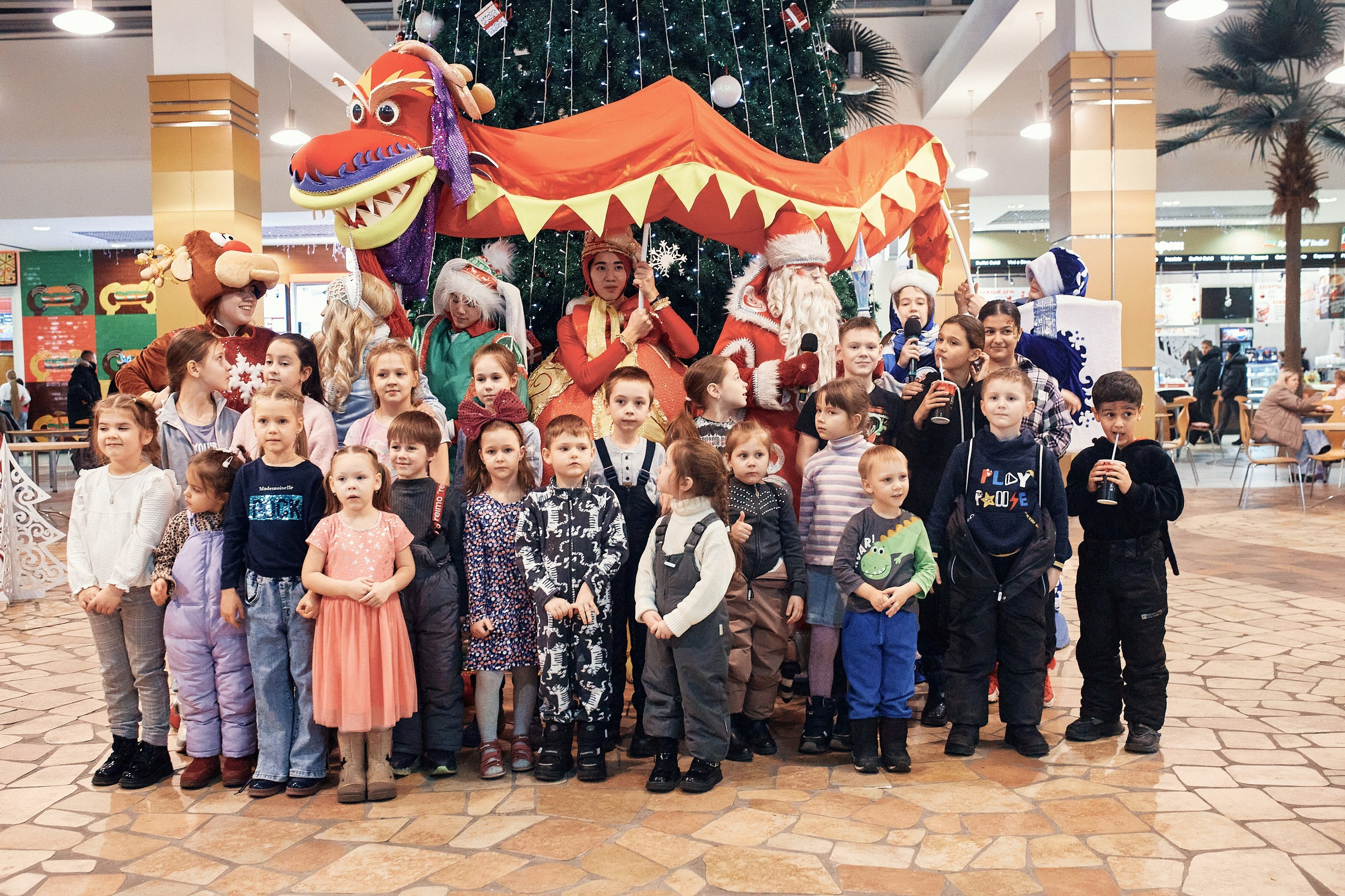 Детский новогодний праздник в ТЦ Июнь. Семейный и репортажной фотограф в Красноярске и Москве Виктор Бабинцев