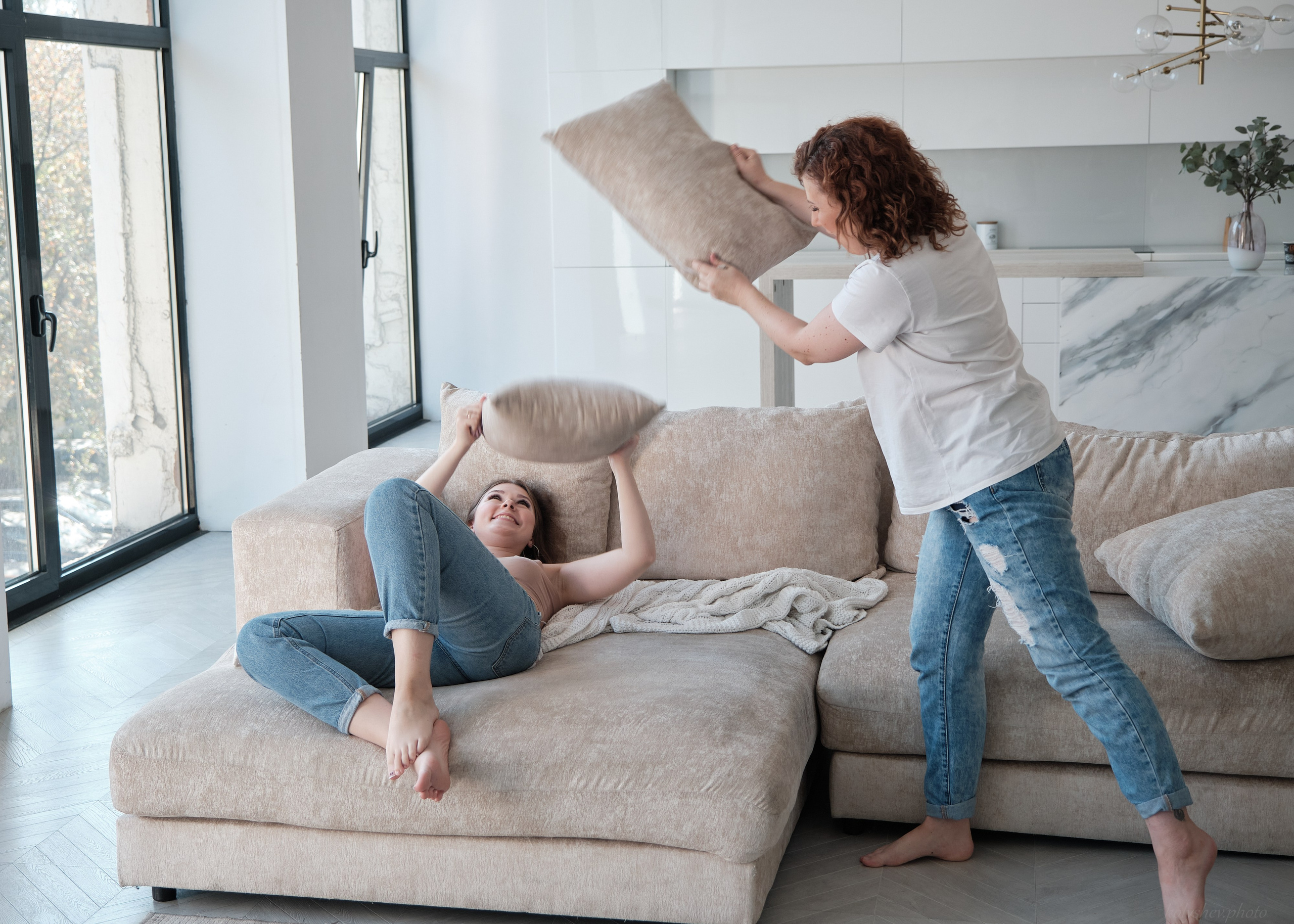 Семейная фотосессия мамы и дочки в студии в Москве 2. Портретный фотограф на новый год в Москве Виктория Колышева