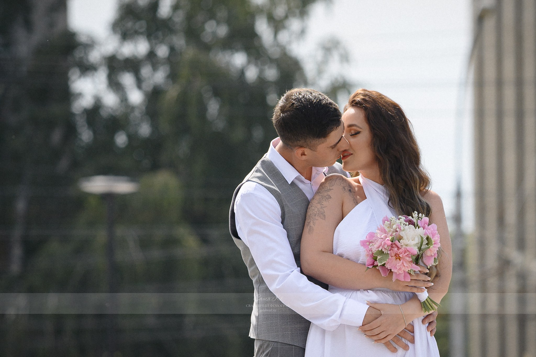 Свадебная фотосессия в Нарымском сквере Новосибирска. Свадебный и семейный, event фотограф, фоторепортаж в Новосибирске — Саша Кё