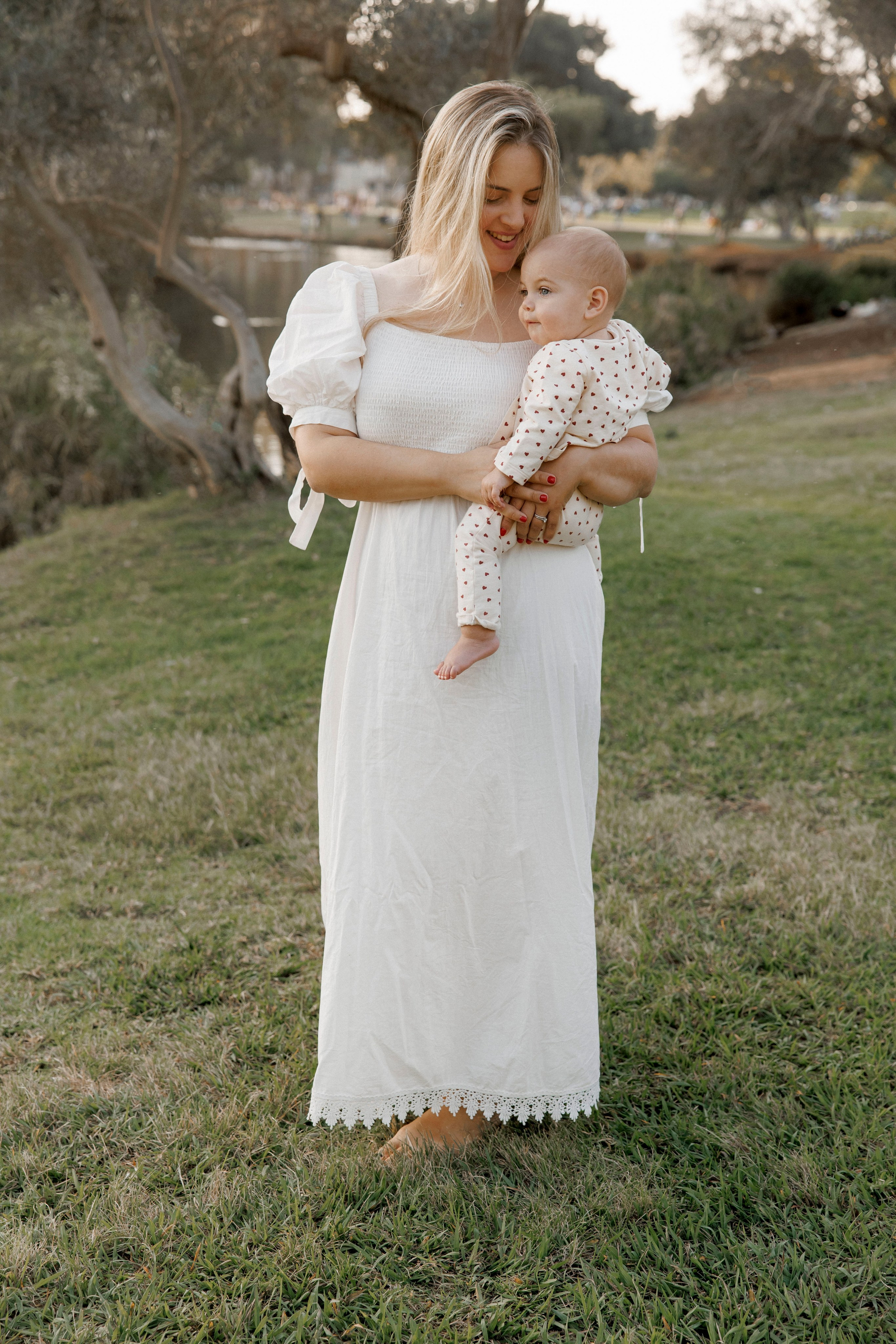 First year photoshoot inside the park (sunset). Wedding and family photographer