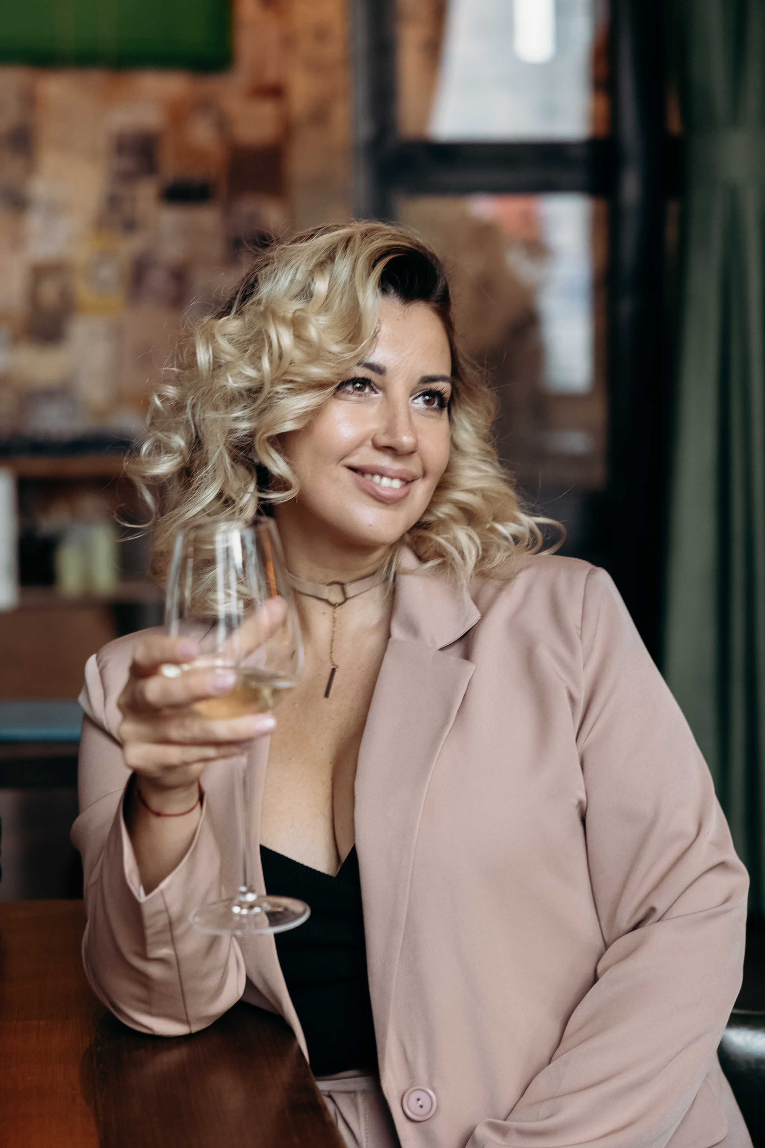 Александр и Елена (сборы, ресторан). Фотограф свадебный семейный в Красноярске Шукшина Наталья