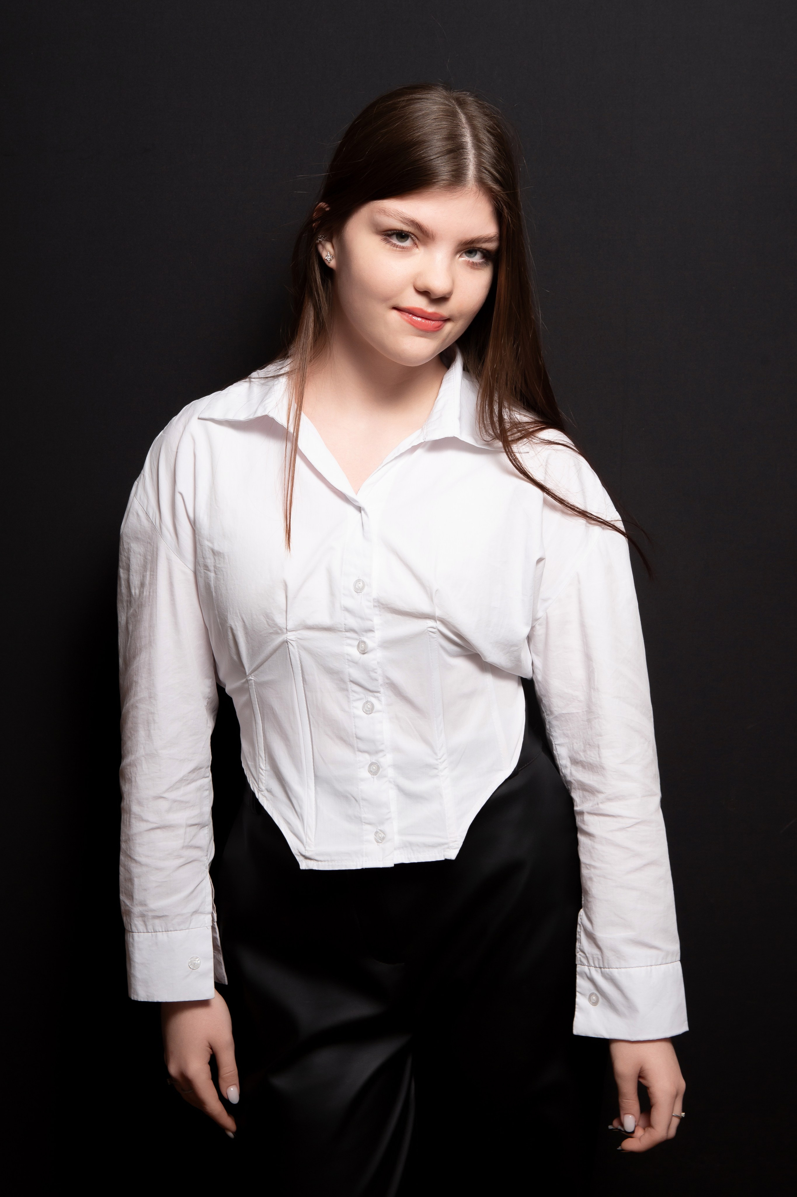 Портретная фотосессия для учеников 9 класса на чёрном фоне | Школьный фотограф Николай Богатырёв | Твой альбом / Твои правила. ТВОЙ АЛЬБОМ / ТВОИ ПРАВИЛА