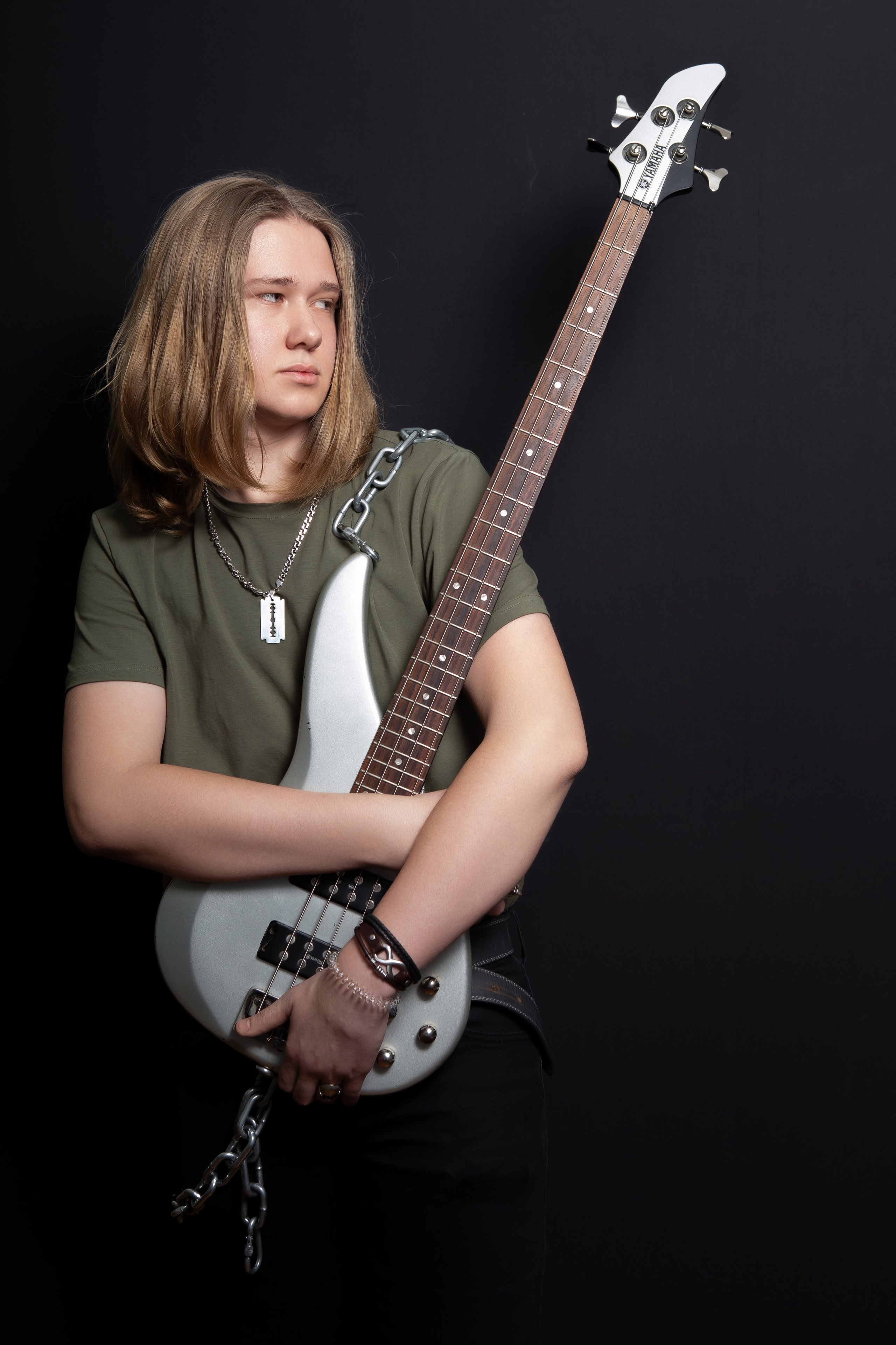 Портретная фотосессия для учеников 9 класса на чёрном фоне | Школьный фотограф Николай Богатырёв | Твой альбом / Твои правила. ТВОЙ АЛЬБОМ / ТВОИ ПРАВИЛА