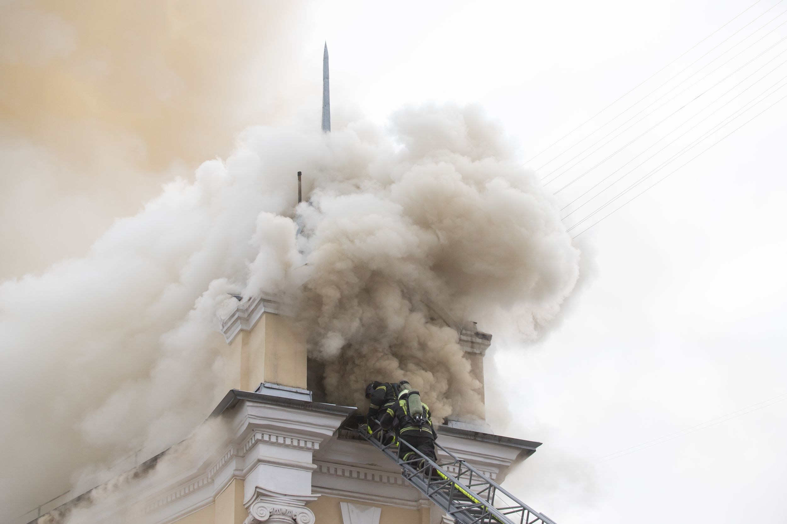 Пожар на ул. Советская 15 (13 января 2025). Репортажный фотограф Алексей Пирязев