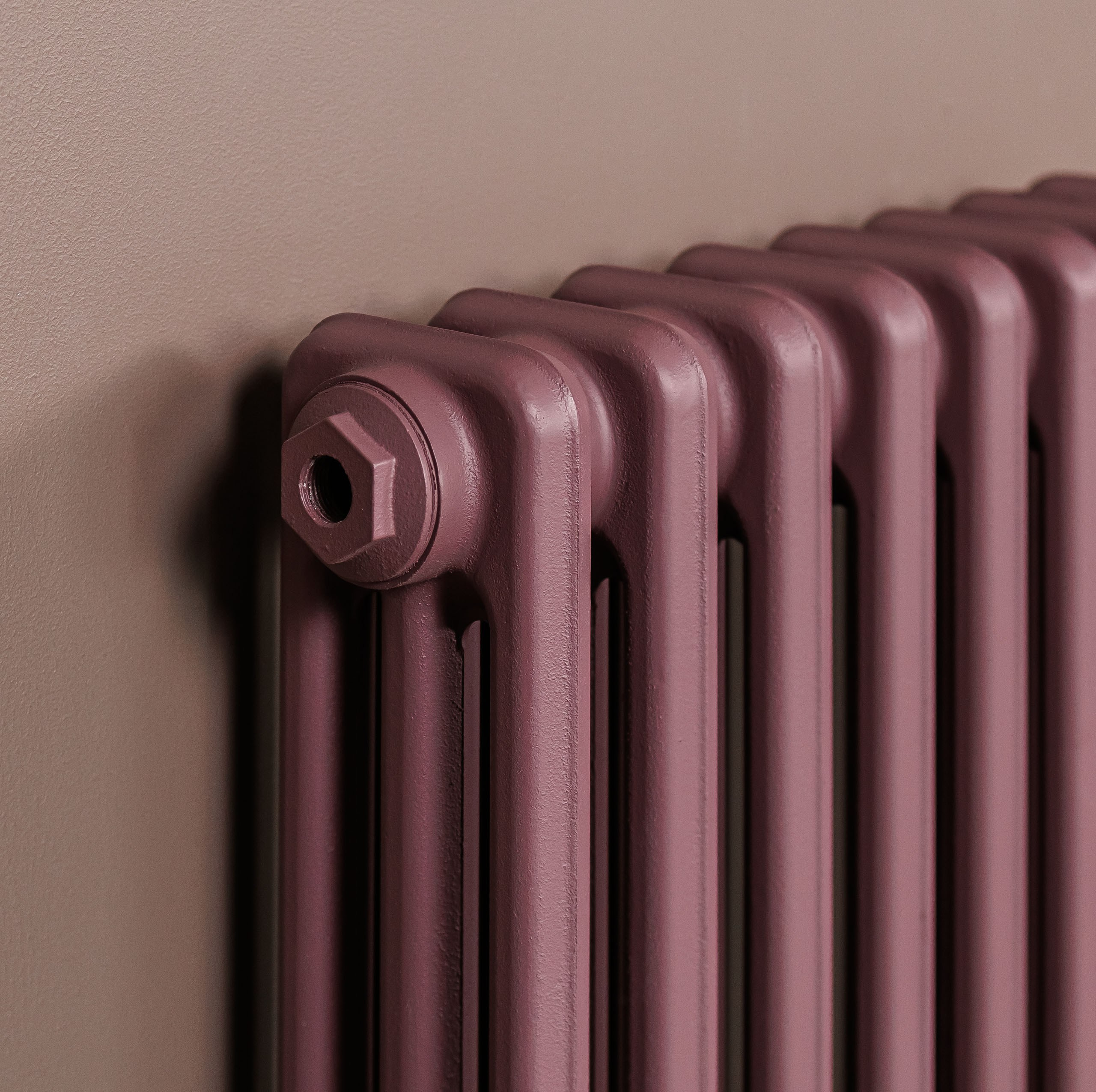 Предметные фотографии дизайнерских радиаторов отопления в стиле ретро