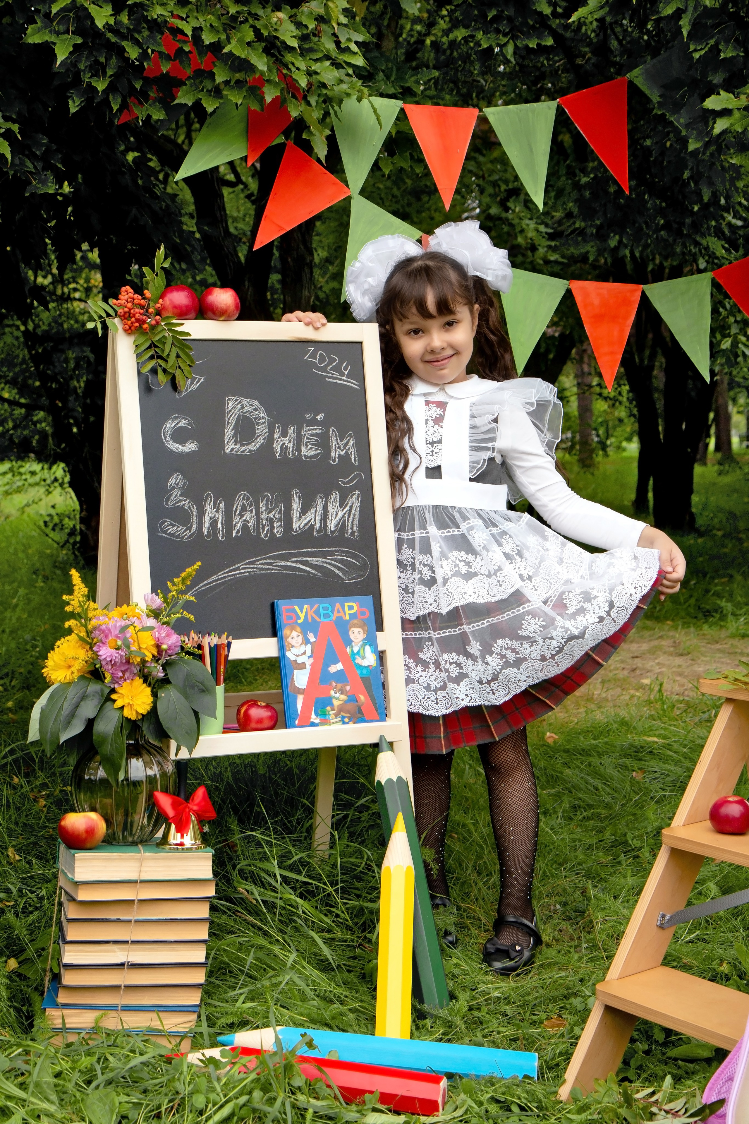 Школьная фотосессия на улице. Фотограф в Шелехове, лучшие выпускные альбомы в Шелехове