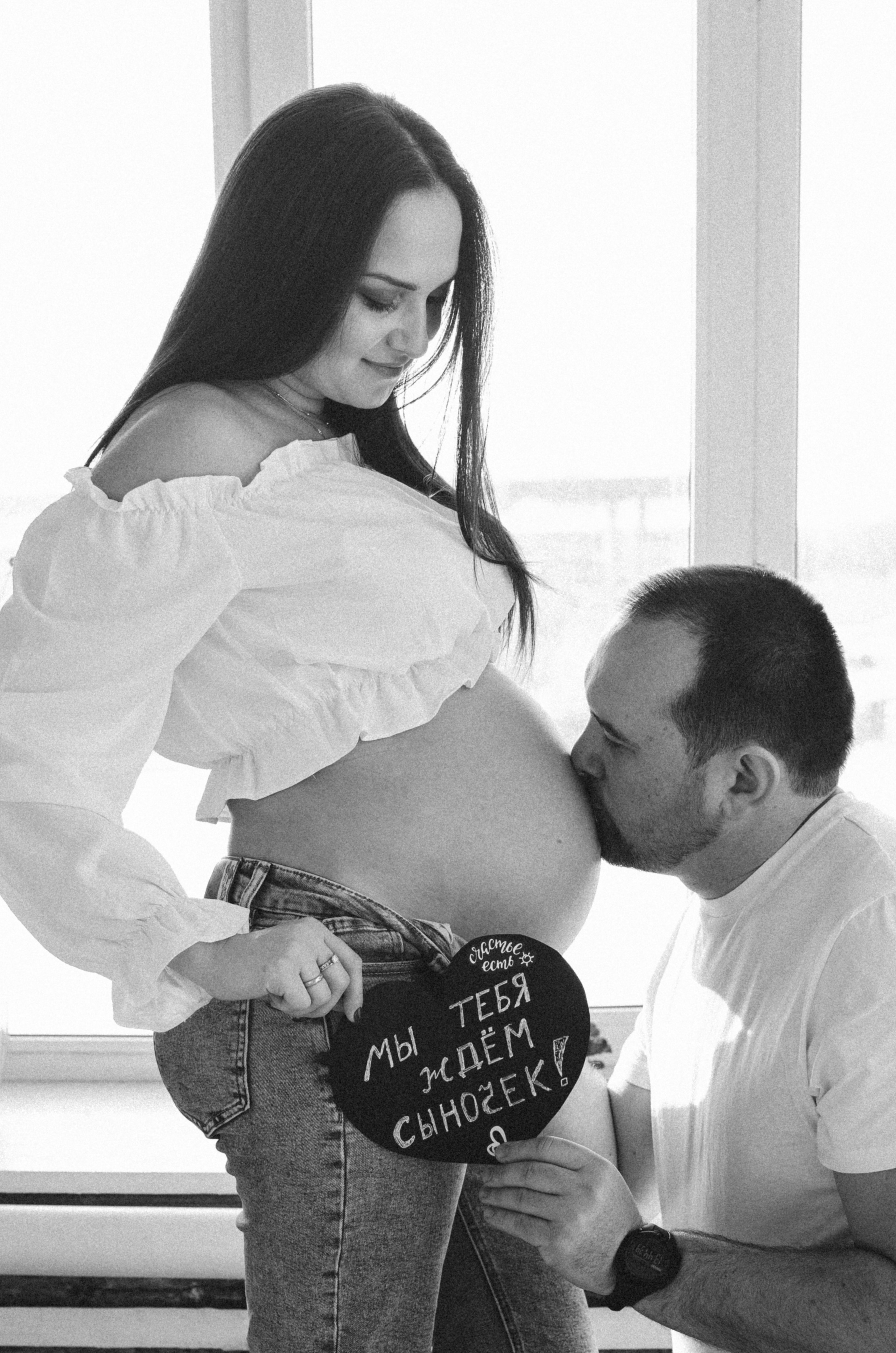 Муж целует животик беременной