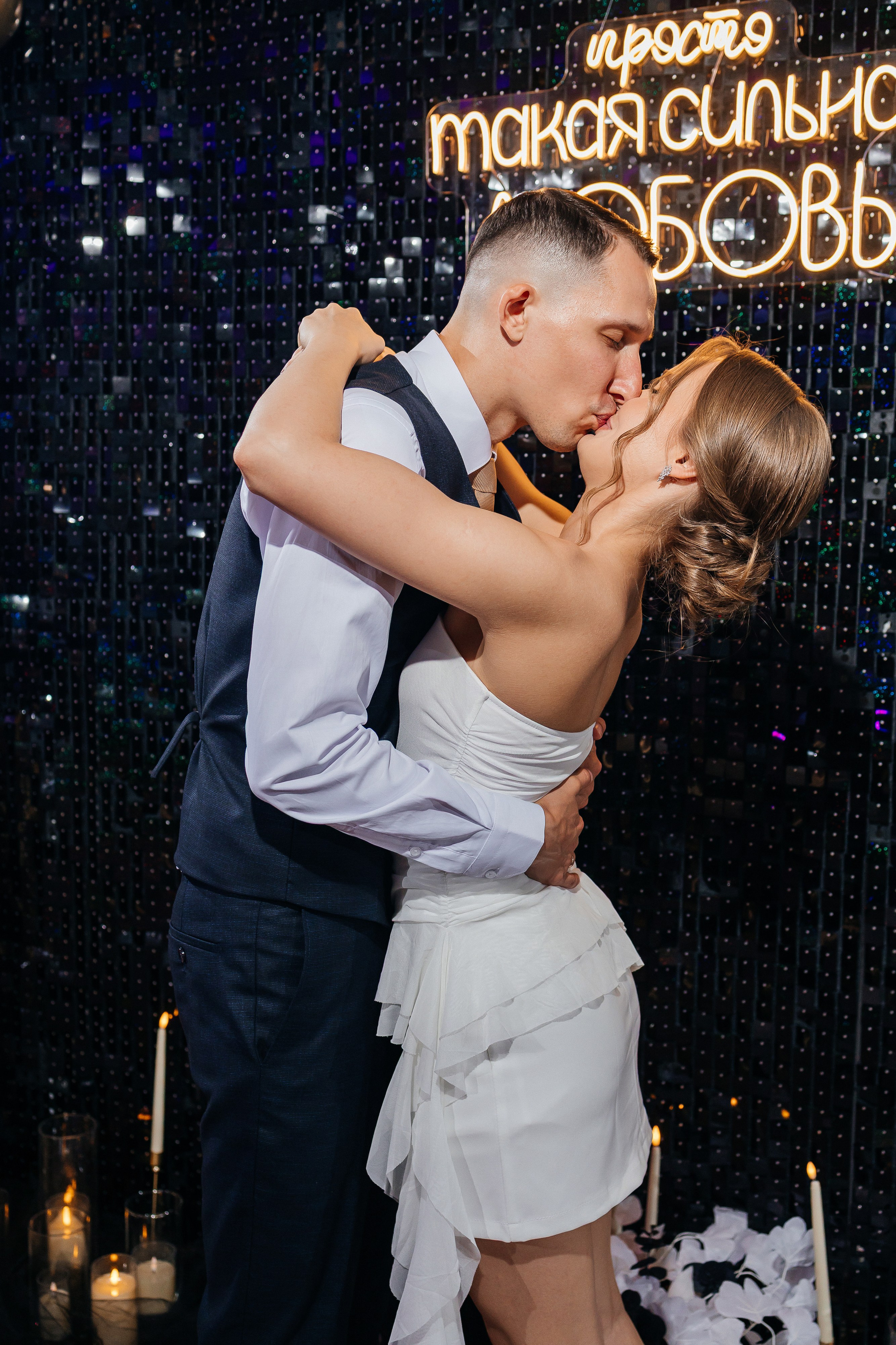 Красивый свадебный ужин в уютном ресторане. Олег Сверчков | Свадебный фотограф Вологда