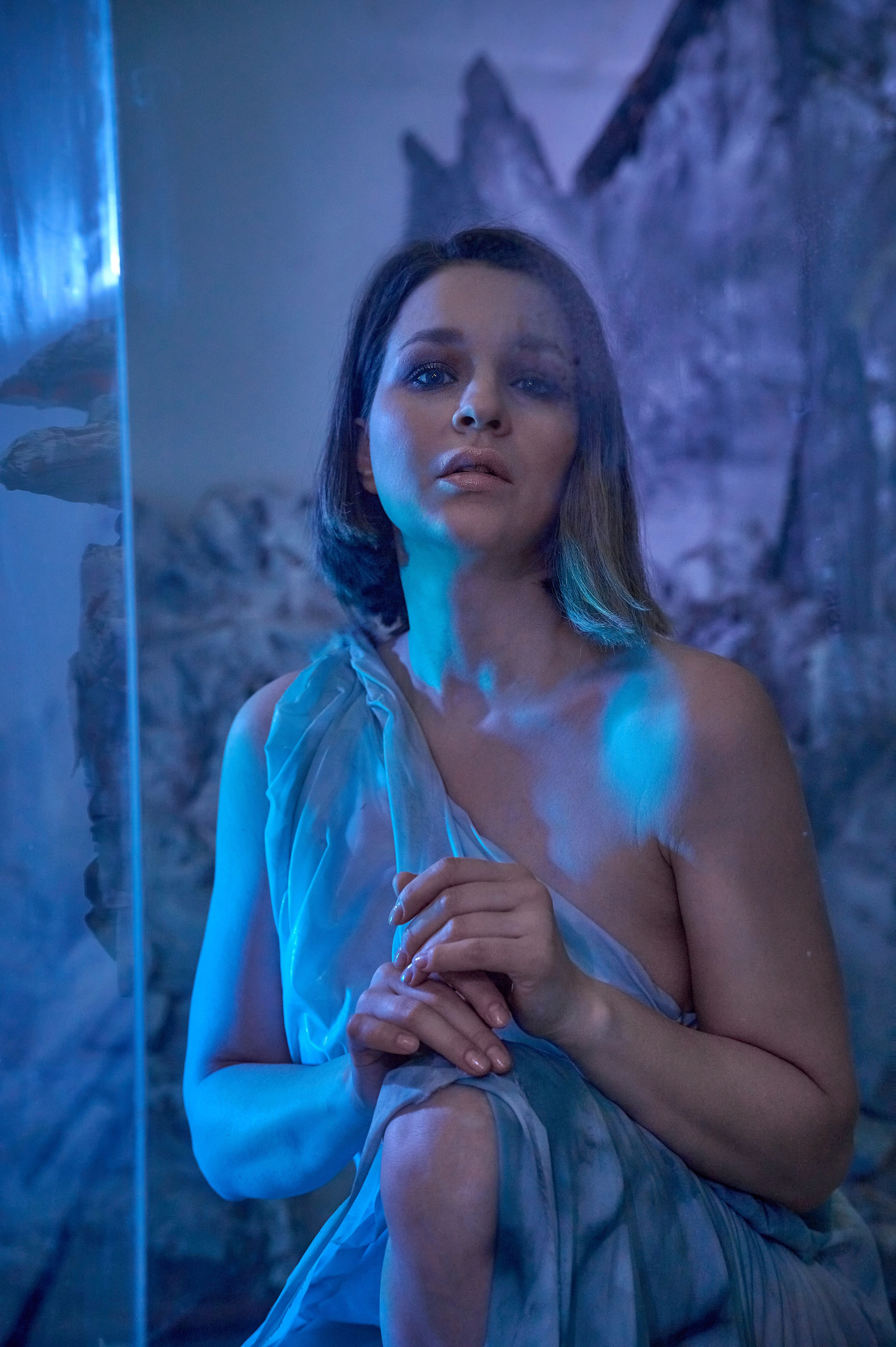 Фотосессия Ксении в декорациях «Лед» со стеклянным кубом