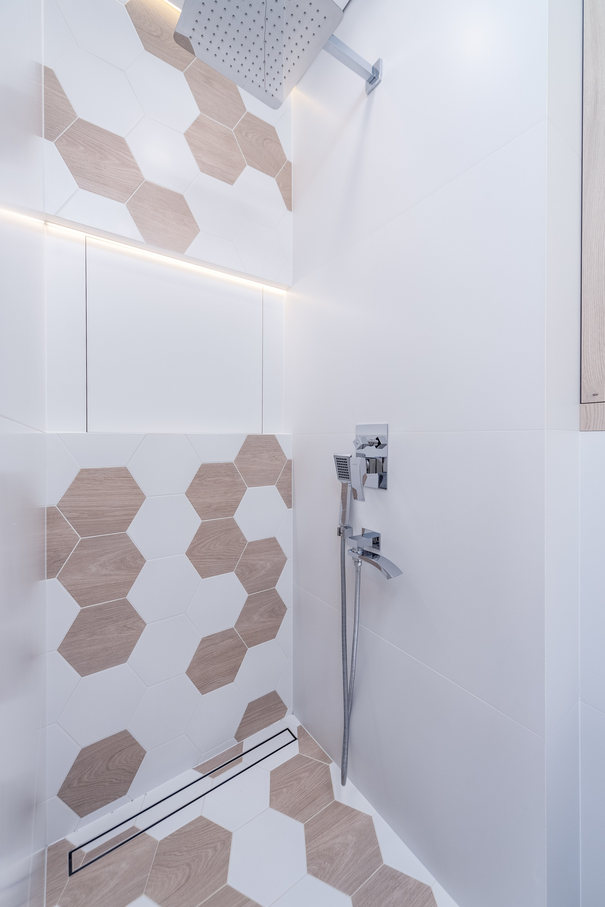 Интерьер зоны душевой в мастер-санузле - фотограф Sakavita Media