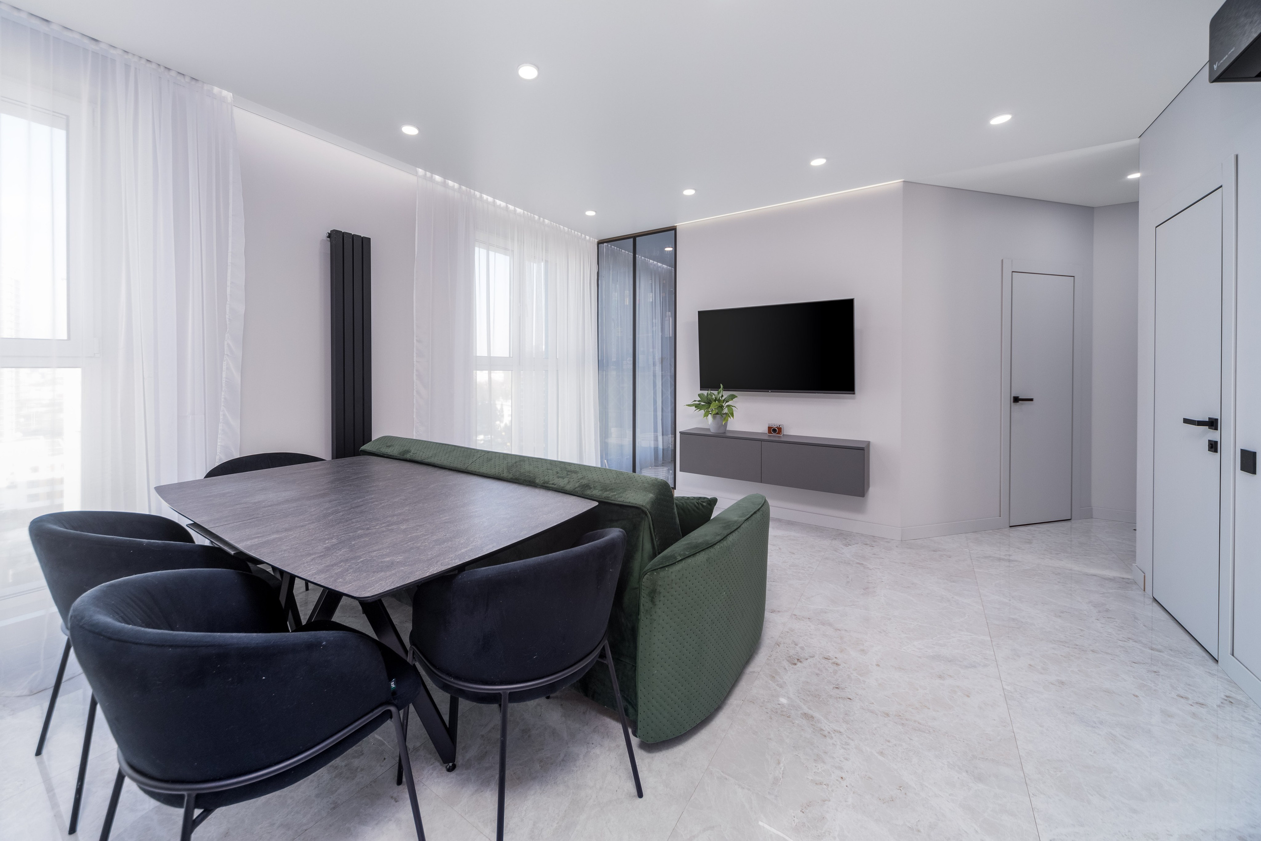 Фото интерьера кухни-гостиной в трехкомнатной квартире в ЖК Минск Мир