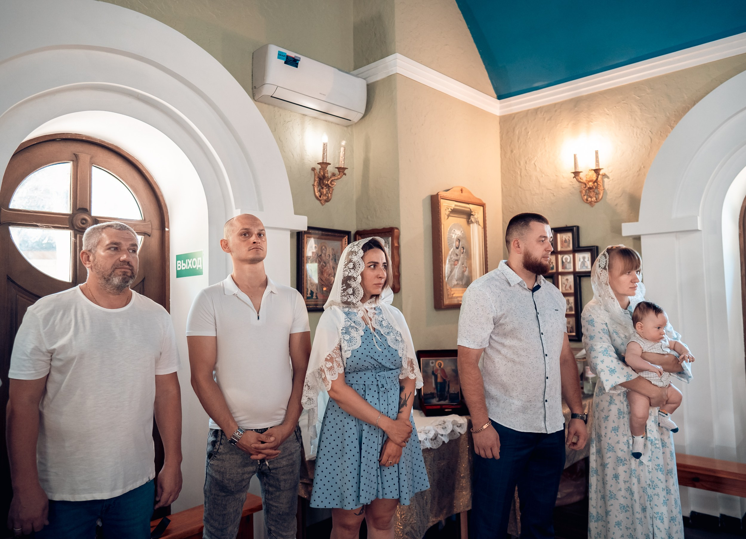 Крещение в храме святого Феодора Ушакова Севастополь. Фотограф церковных Таинств Луганск
