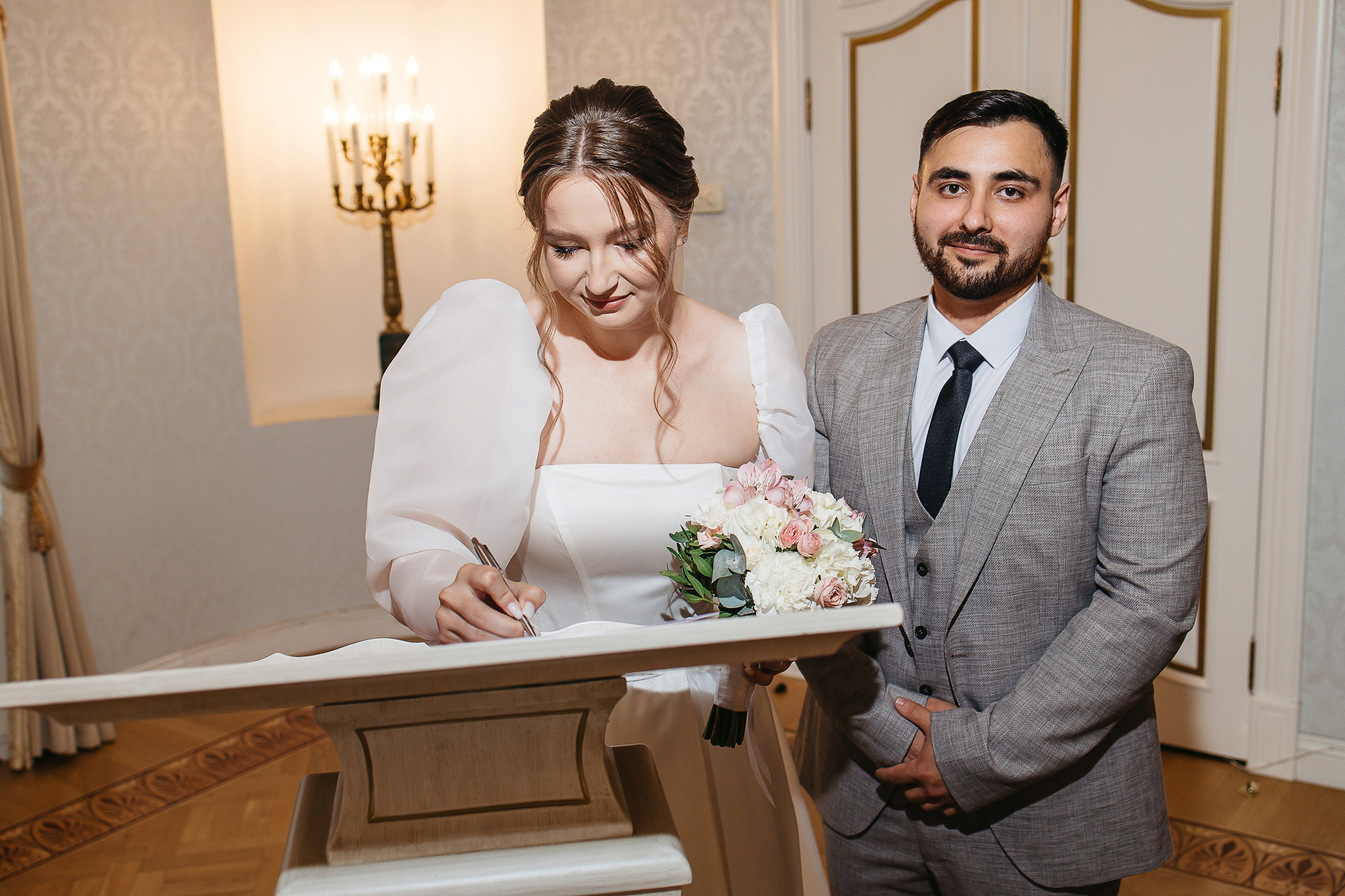 Свадебная фотосессия пары в номере отеля. Олег Сверчков | Свадебный фотограф Вологда