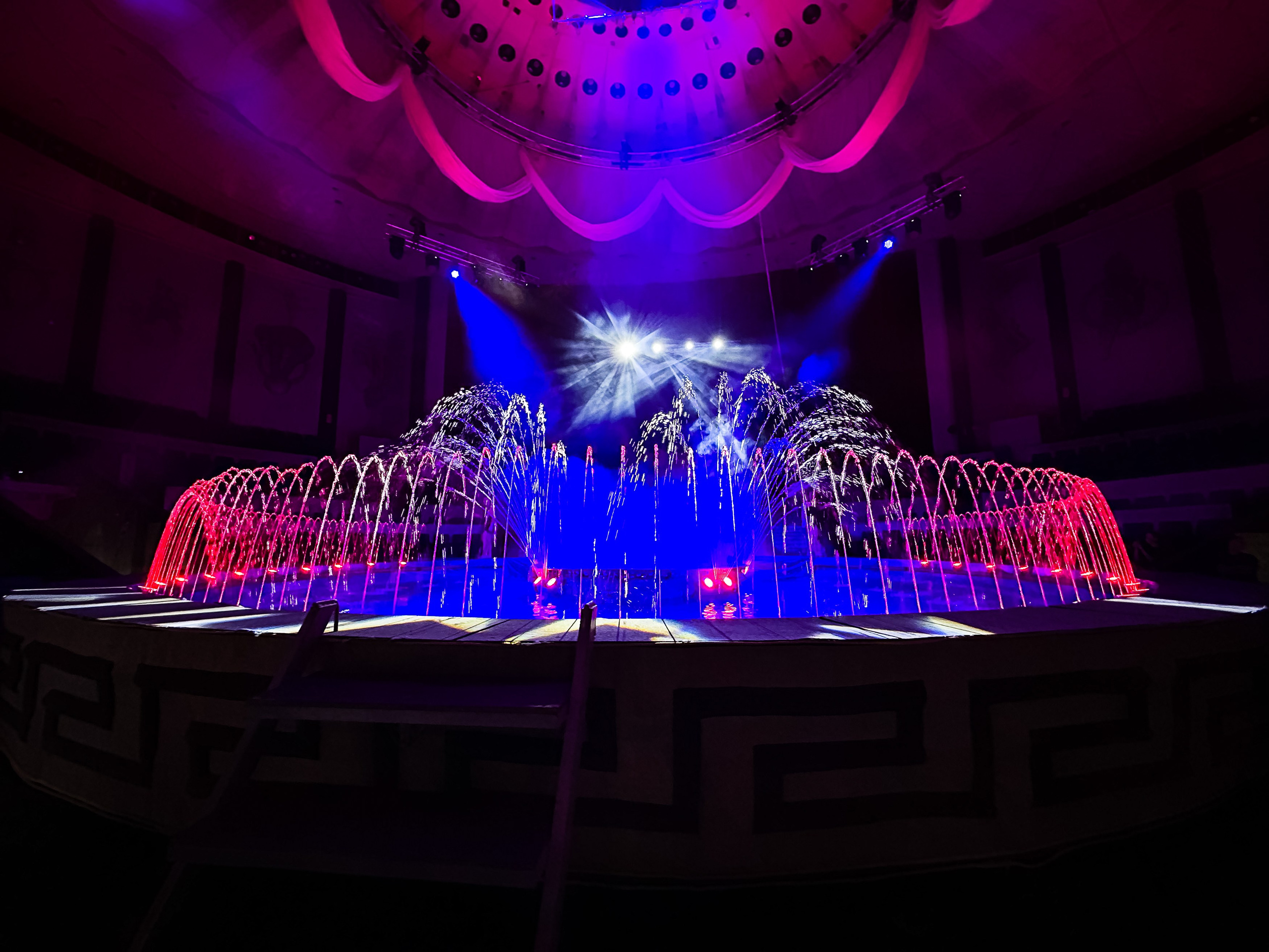 Цирковой мюзикл на воде ОДИССЕЯ. Фотографы для фотосессий в Новосибирске