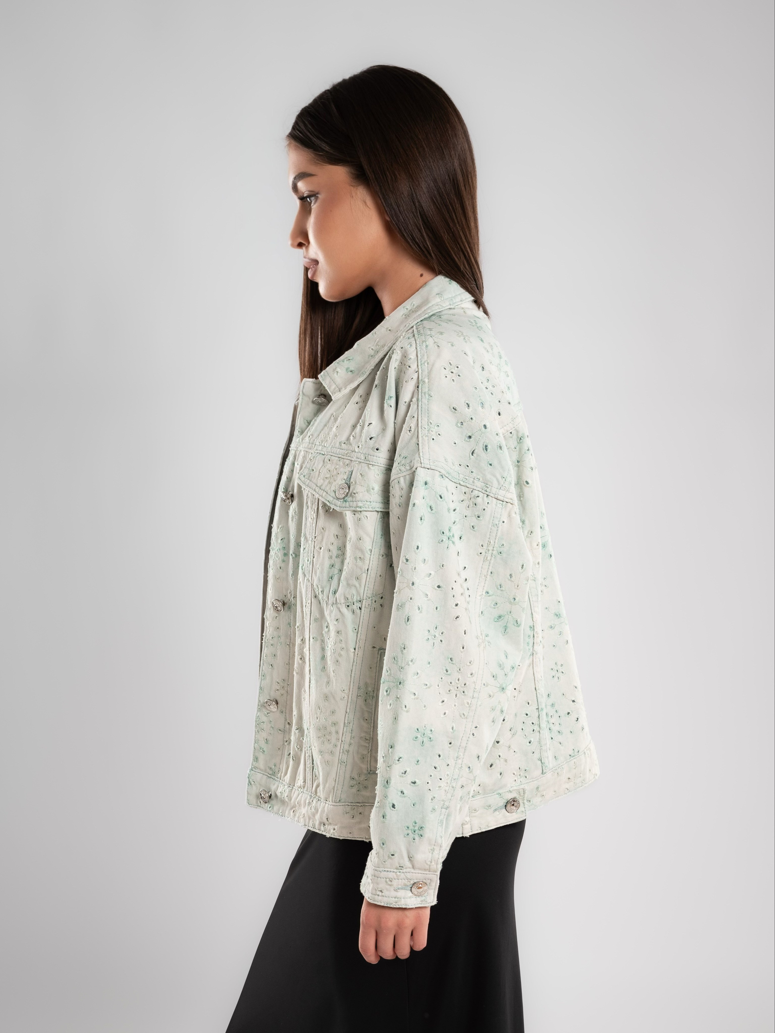 Джинсовые куртки на 2х моделях. Предметный фотограф, фото для маркетплейсов Пятигорск, КМВ