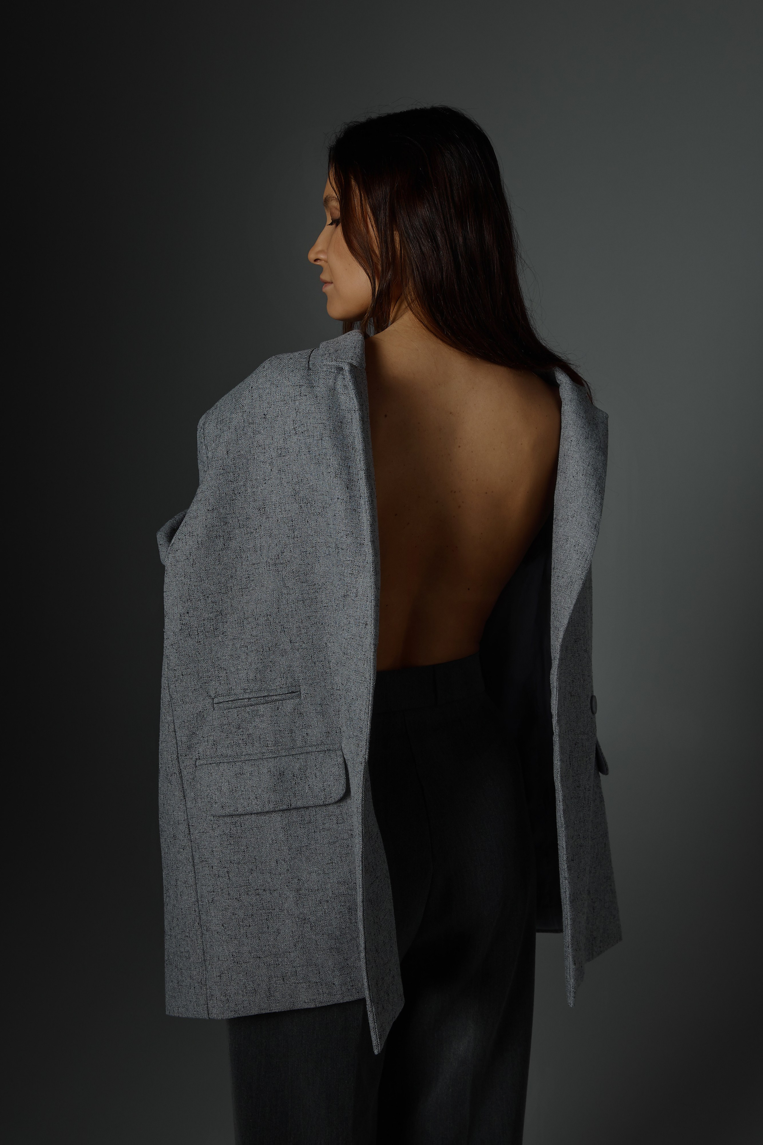 Девушка в сером пиджаке фото со спины