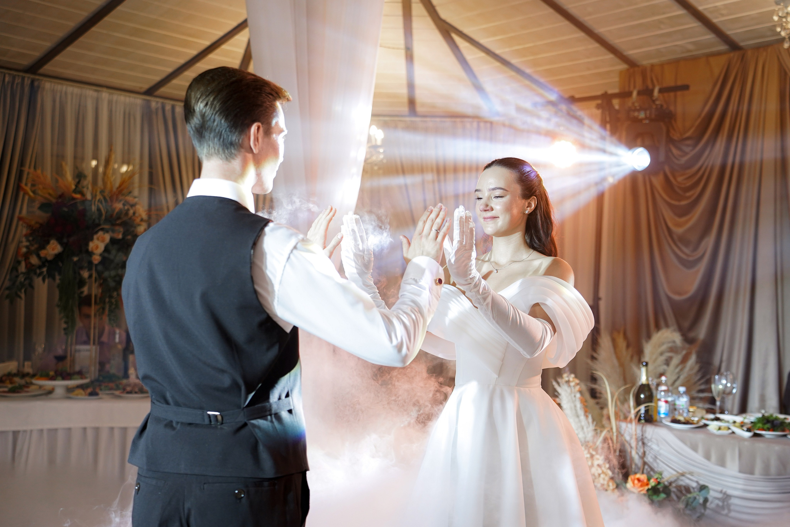 Свадебный банкет в беседке. Свадебный фотограф в Ростове-на-Дону. Таинство Крещения и Венчания, семейные фотосессии. Алёна Чёботова