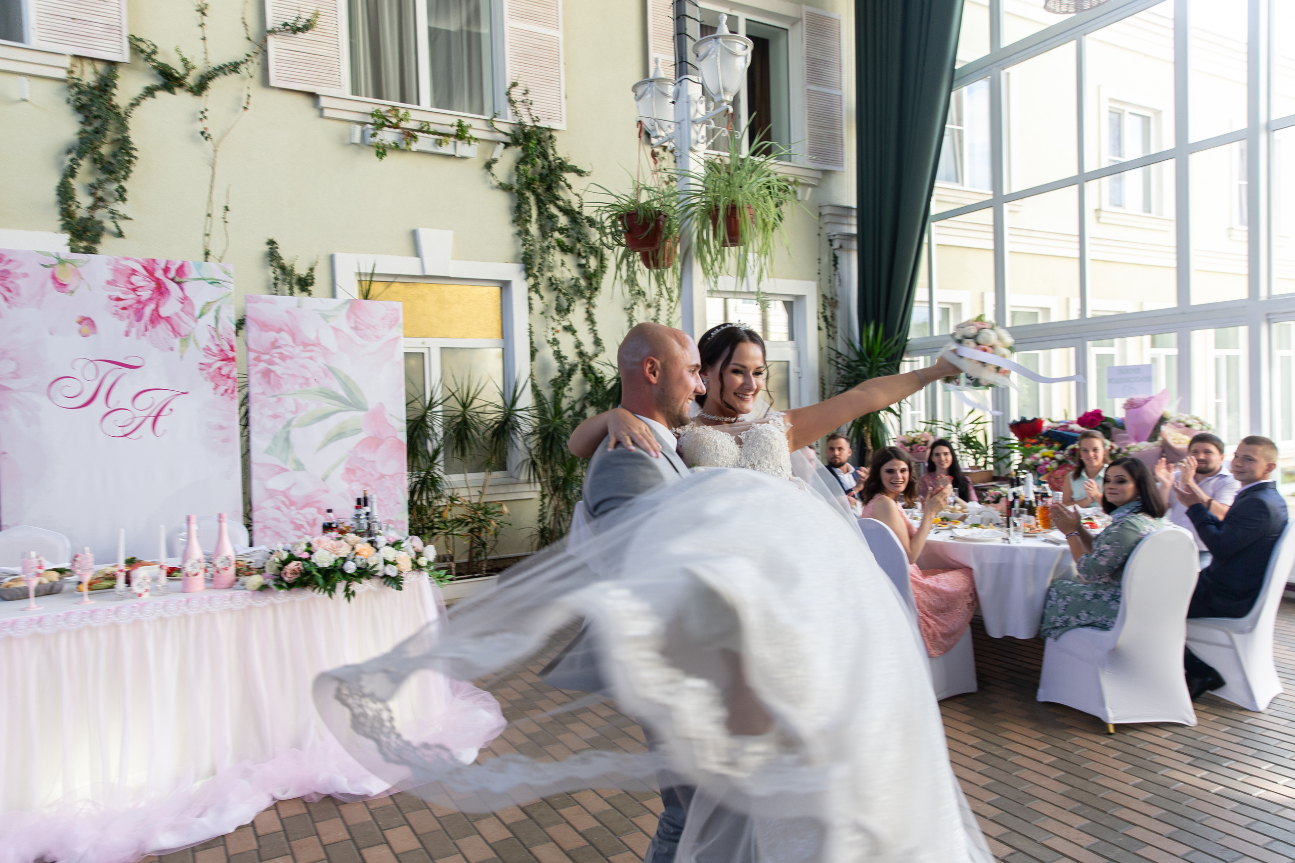 Арина и Паша. Ведущий на свадьбу в Москве Зубков Алексей