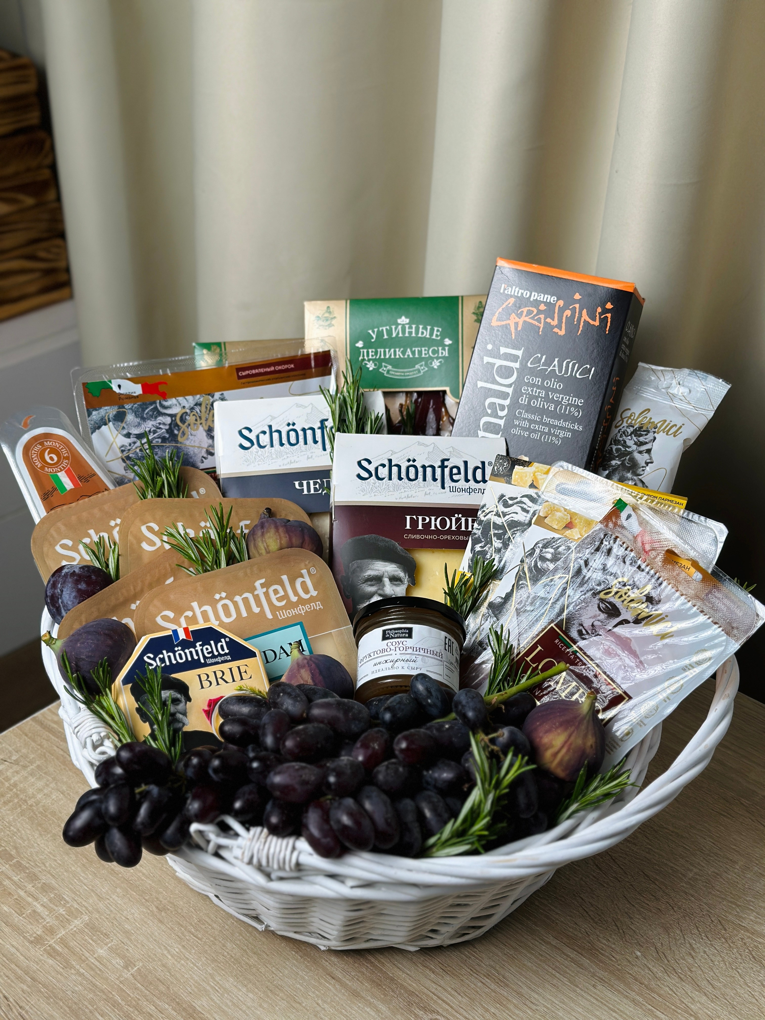 Корзины. Выездной кейтеринг, съедобные букеты, торты и сладости на заказ