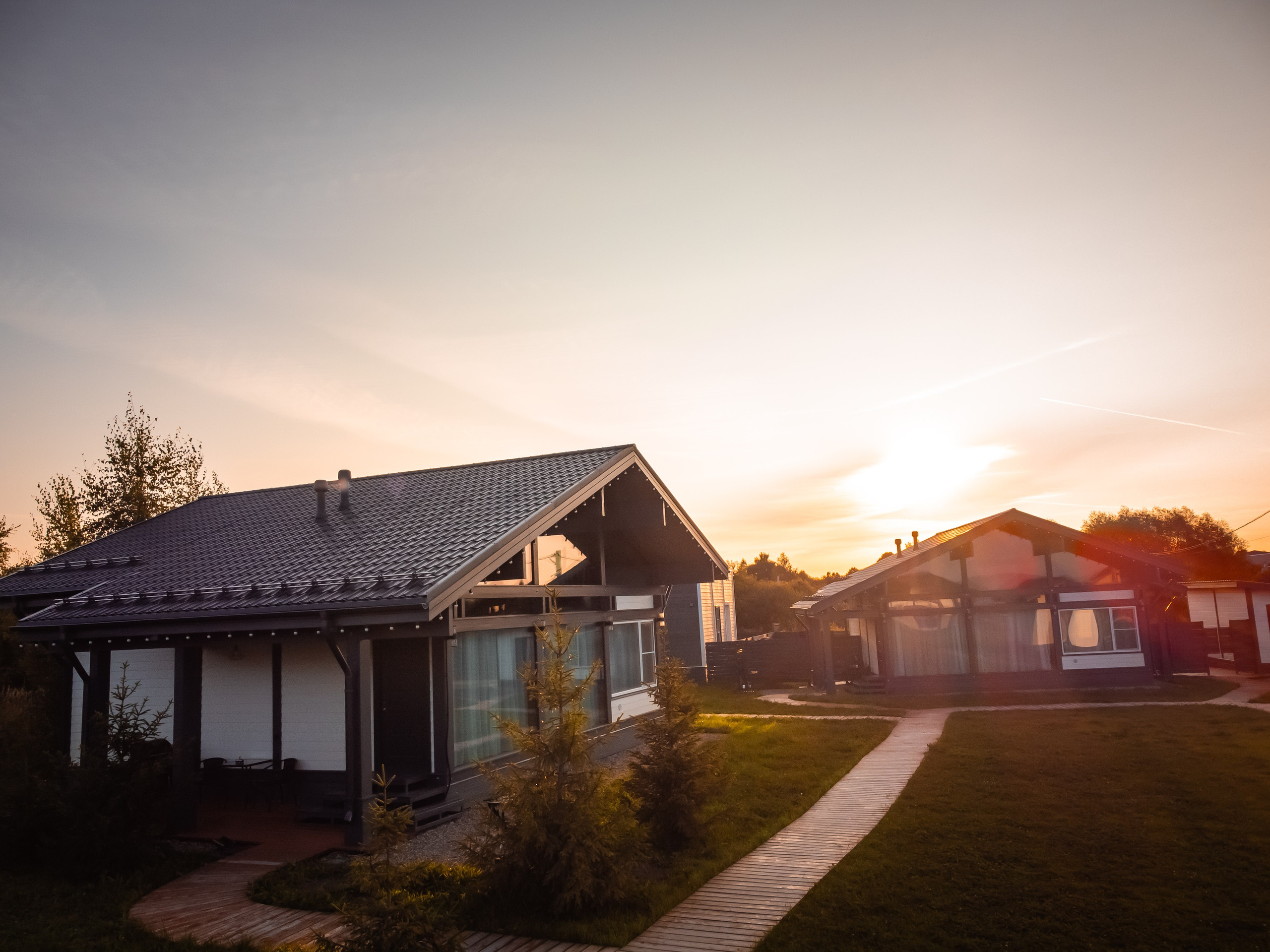 Переславль - Залесский, Загородный клуб "ОЗЕРО", Плещеево озеро, крестова гора, небо, трава, лето, утро, дом