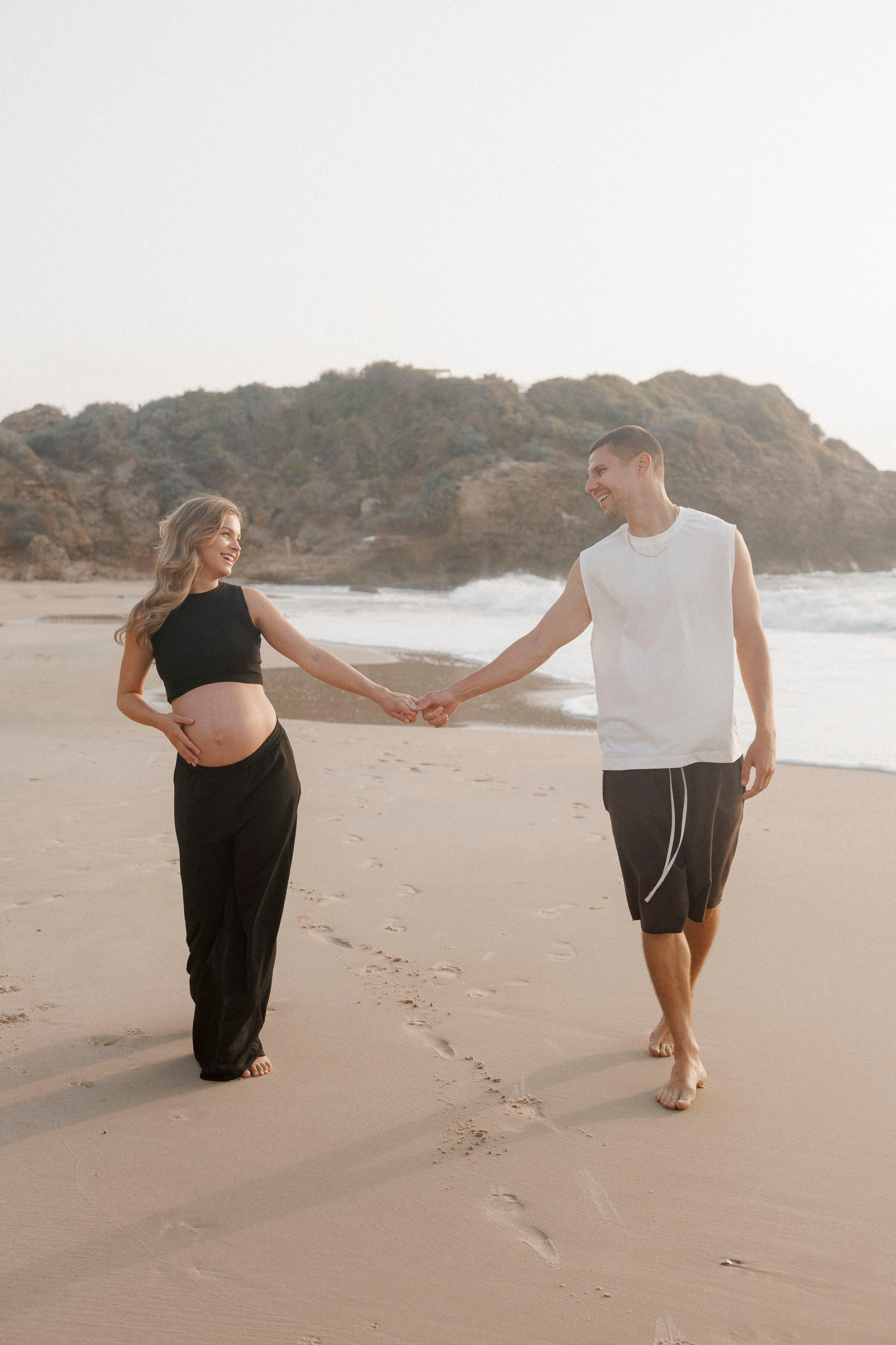Pregnancy photoshoot near the sea (cloudy weather). Главная