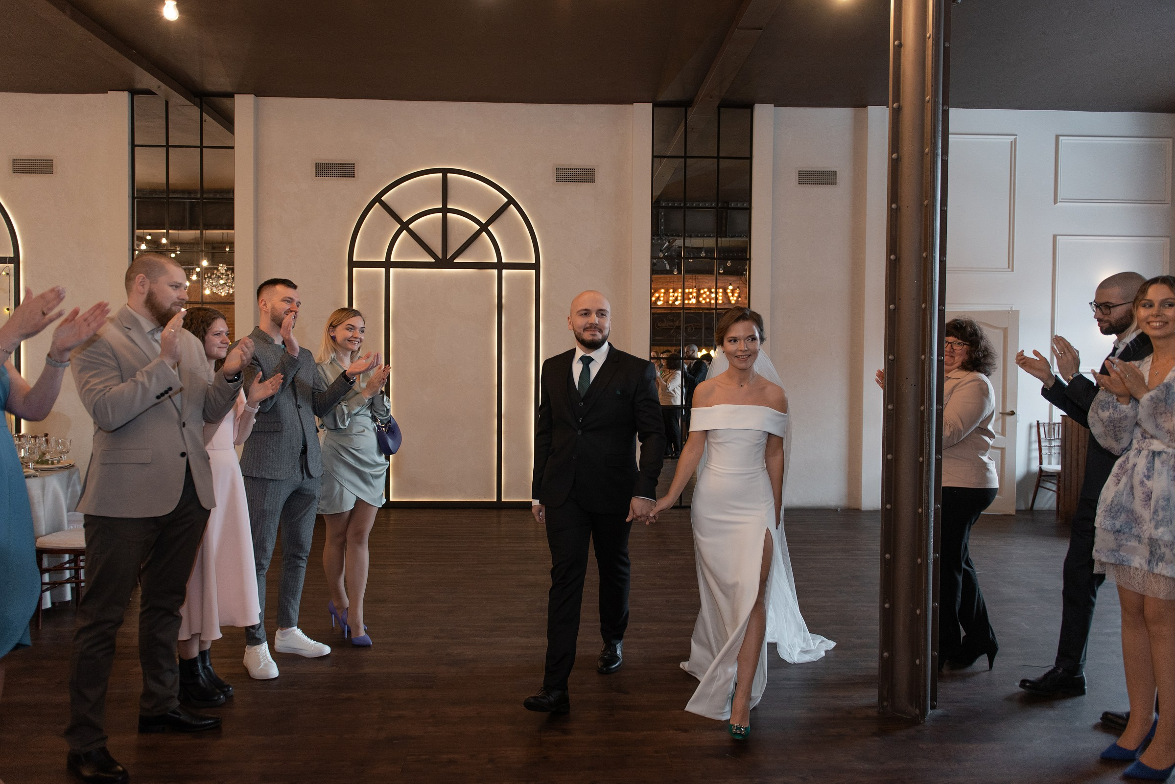 свадебный банкет в весеннем лофте