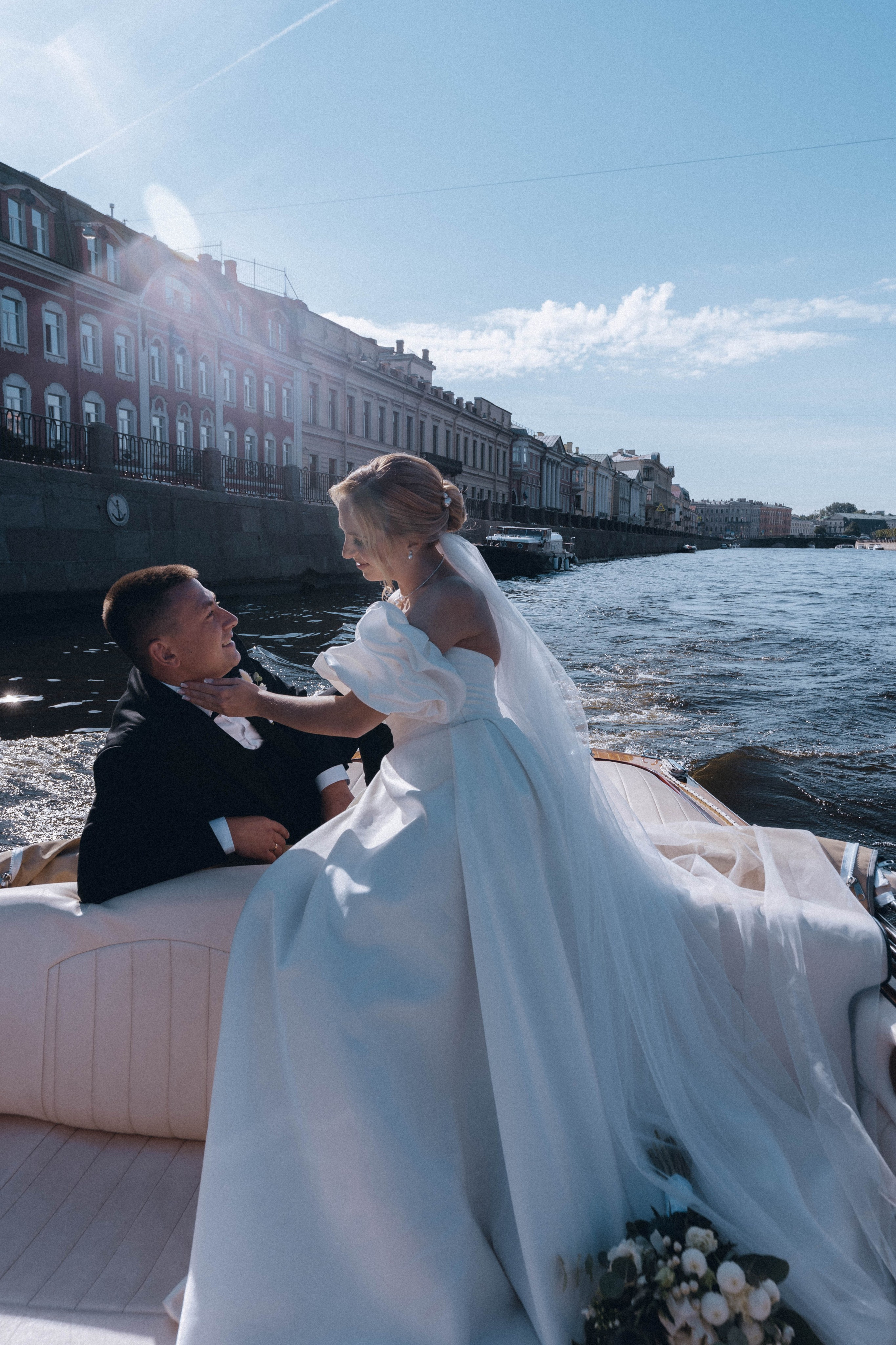 СВАДЕНБНАЯ СЬЕМКА НА КАТЕРЕ ПО КАНАЛАМ САНКТ-ПЕТЕРБУРГА И В АКВАТОРИИ НЕВЫ. Профессиональный фотограф, Санкт-Петербург — Виктория Богомолова