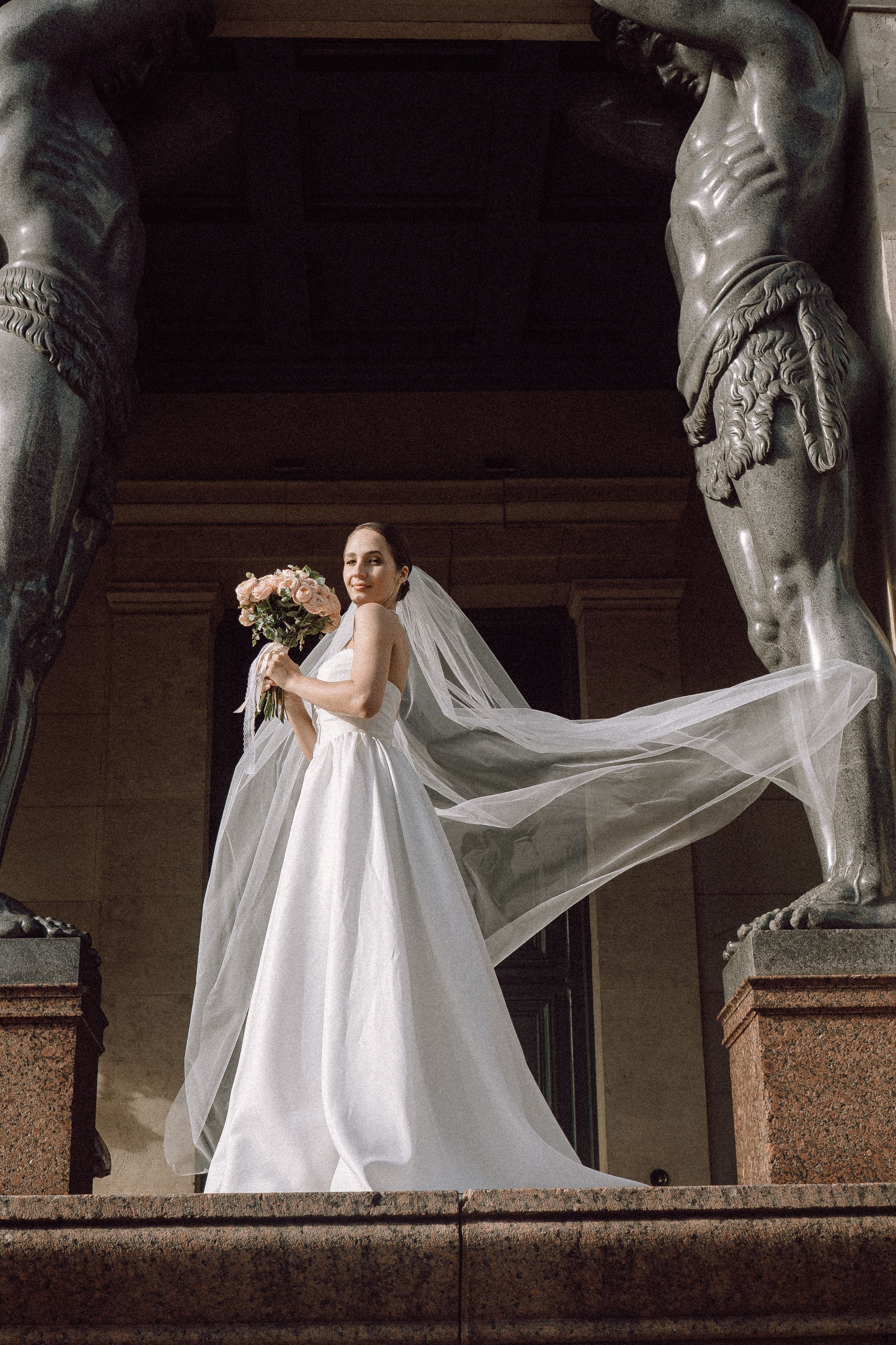 СВАДЕБНАЯ ПРОГУЛКА В САНТК-ПЕТЕРБУРГЕ (ИСАКИЕВСКИЙ СОБОР, ЗИМНЯЯ КАНАВКА, ЭРМИТАЖ И БОЛЬШАЯ МОРСКАЯ УЛИЦА). Профессиональный фотограф, Санкт-Петербург — Виктория Богомолова