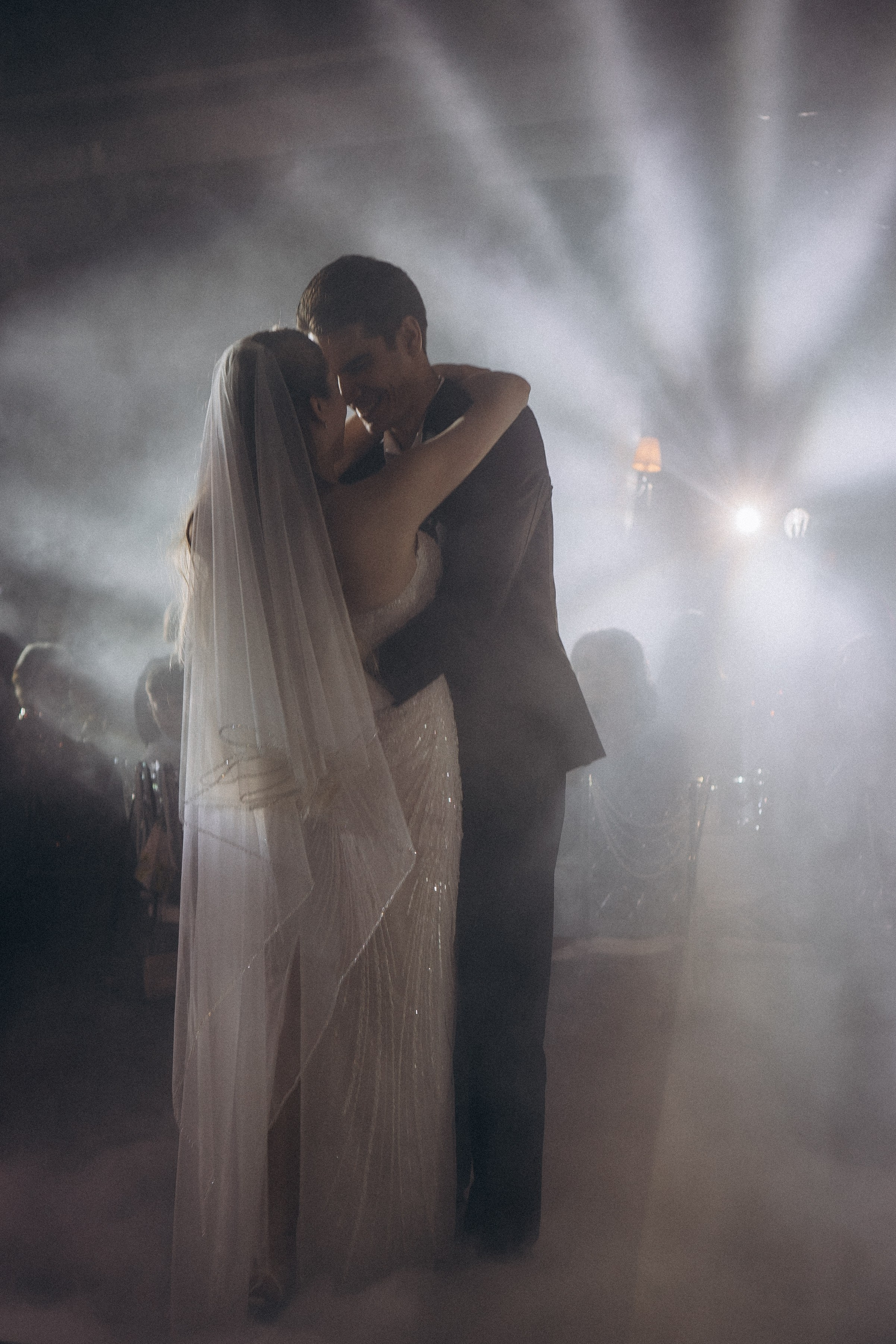 ПЕРВЫЙ ТАНЕЦ МОЛОДЫХ НА БАНКЕТЕ. ТРОГАТЕЛЬНЫЙ МОМЕНТ (СНЯТО В СИБИРЕ В НИЖНЕВАРТОВСКЕ). Профессиональный фотограф, Санкт-Петербург — Виктория Богомолова