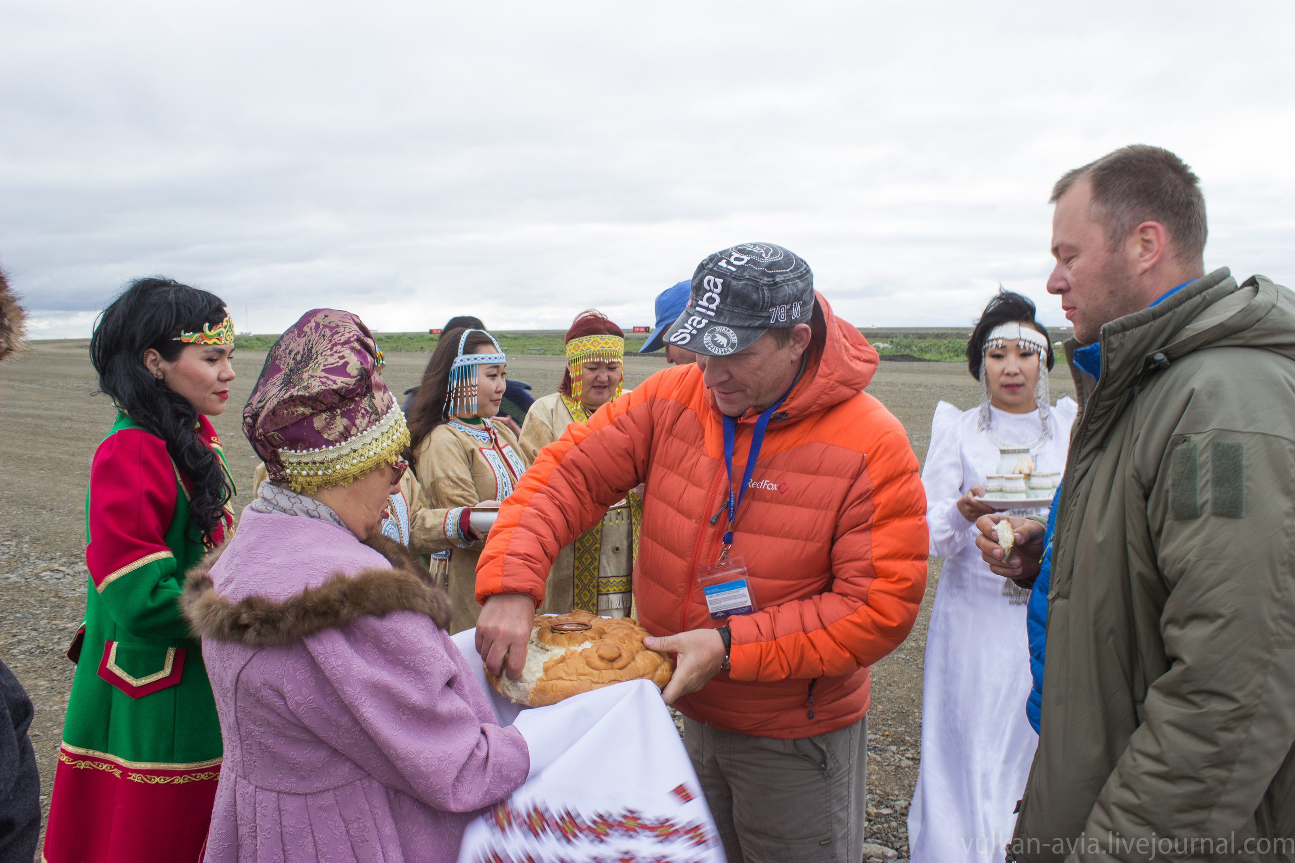 Кругосветный перелёт по полярному кругу на российских самолётах. Фотоальбом показывающий увлекательный мир авиации и мир медведей Андрея Иванова