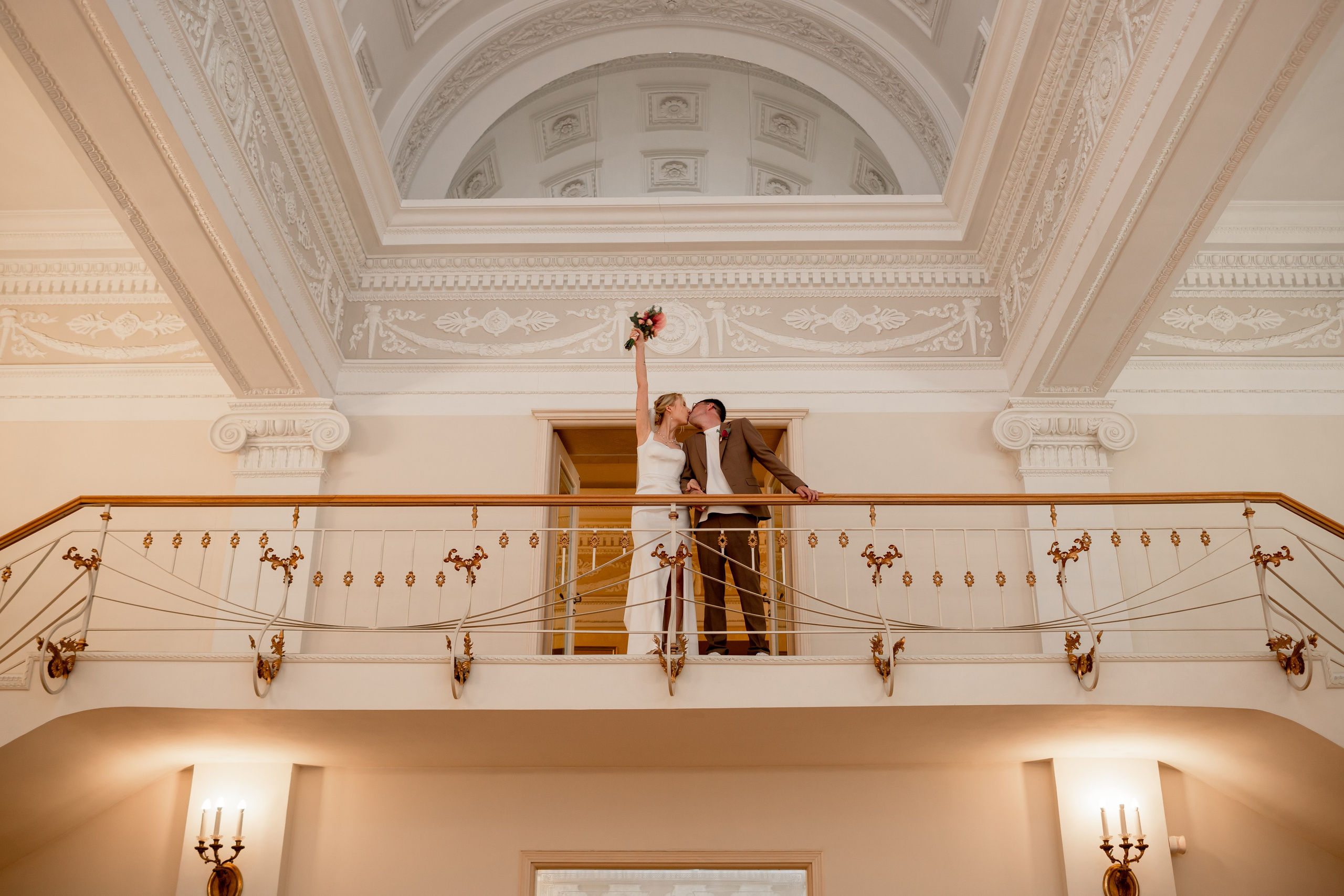 Свадебная фотосессия во дворцах Петербурга. Свадебный фотограф Кирилл Белый