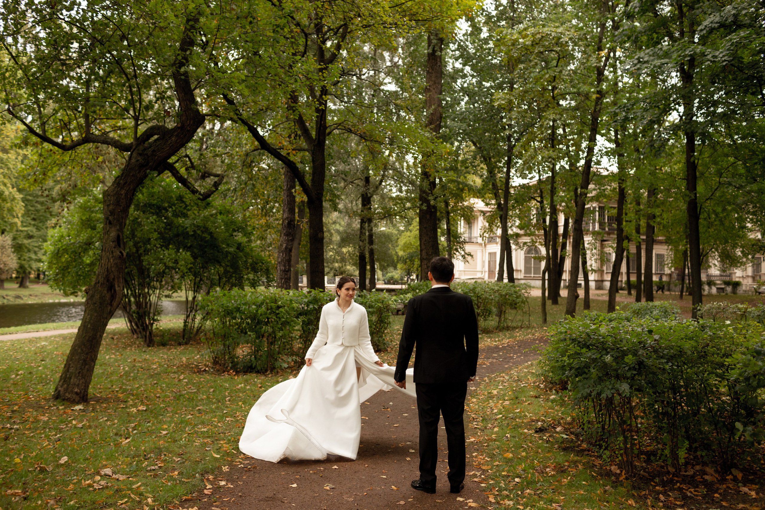 Свадьба осенью: красивые образы для жениха и невесты.