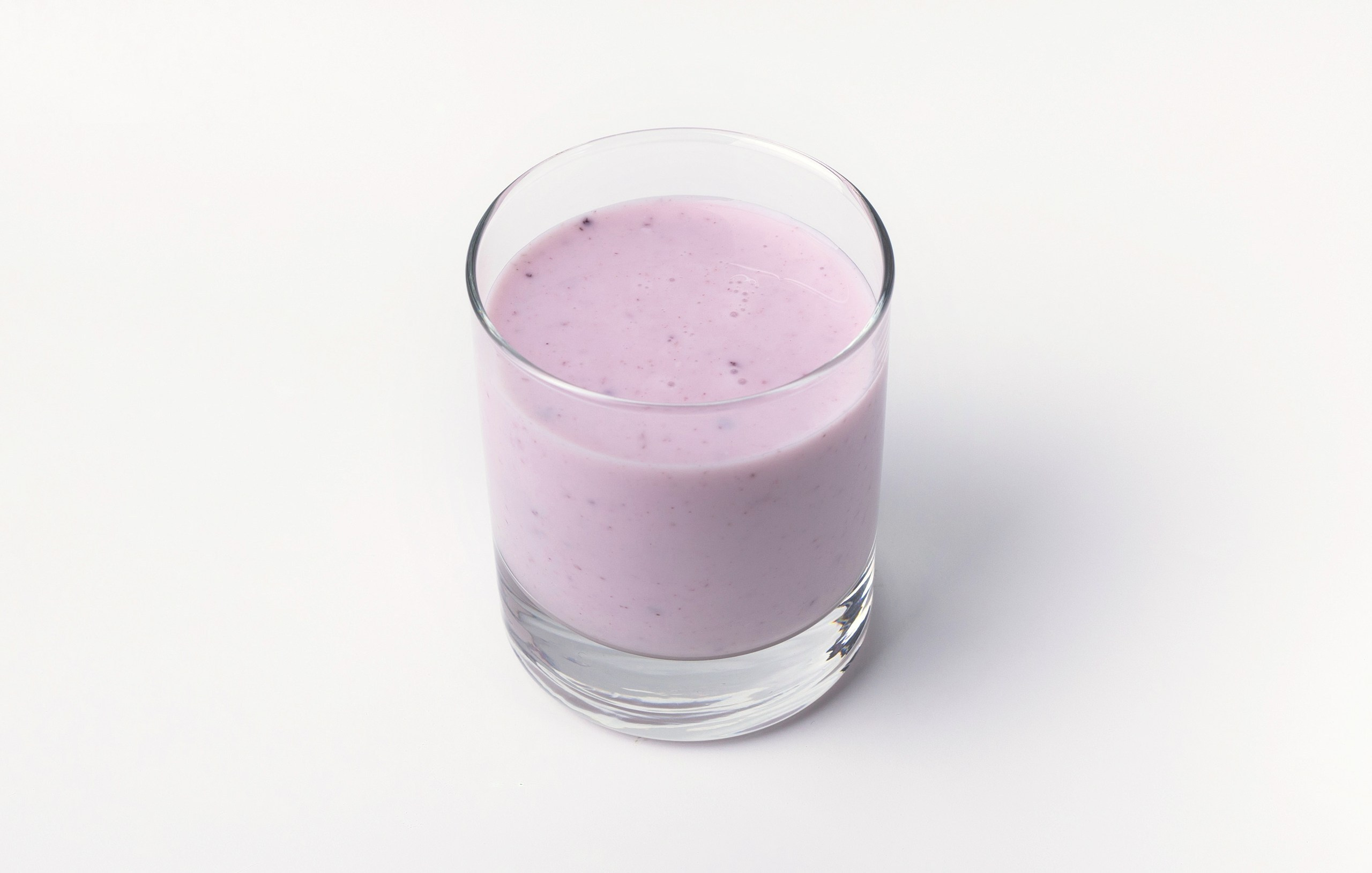 предметный фотограф казань, каталожная съемка , фудфото для меню сайта, меню пекарни, фудсъемка на белом фоне, стакан черничного йогурта на белом фоне