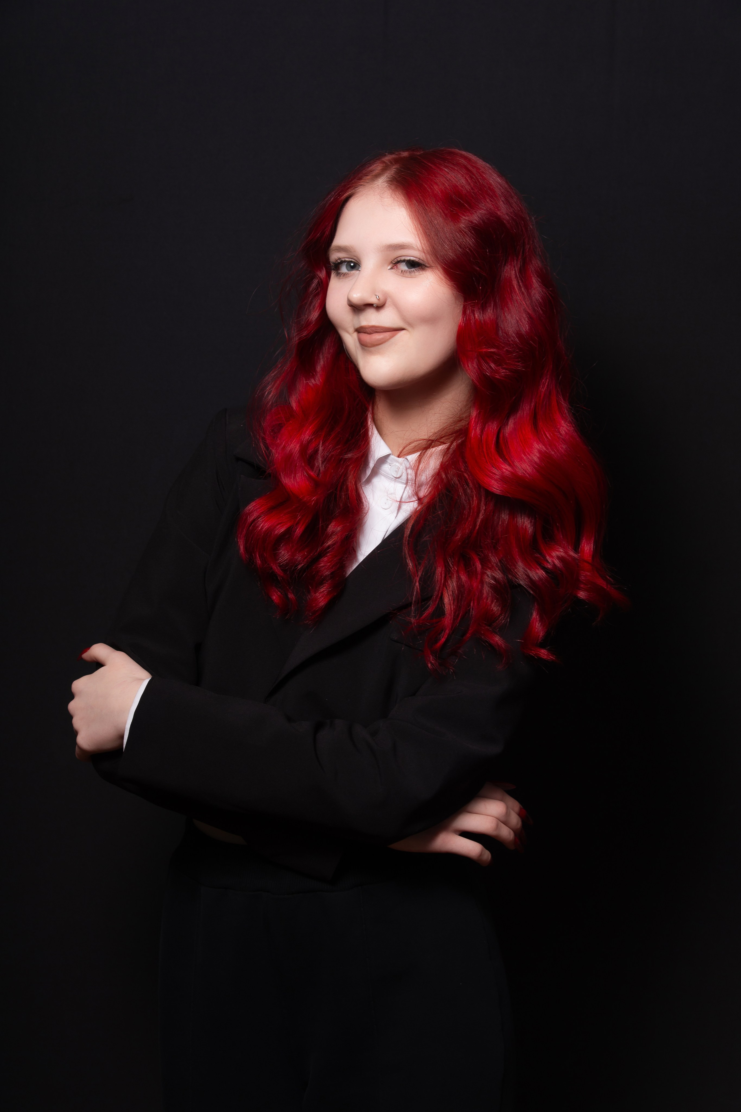 Портретная фотосессия для учеников 9 класса на чёрном фоне | Школьный фотограф Николай Богатырёв | Твой альбом / Твои правила. ТВОЙ АЛЬБОМ / ТВОИ ПРАВИЛА