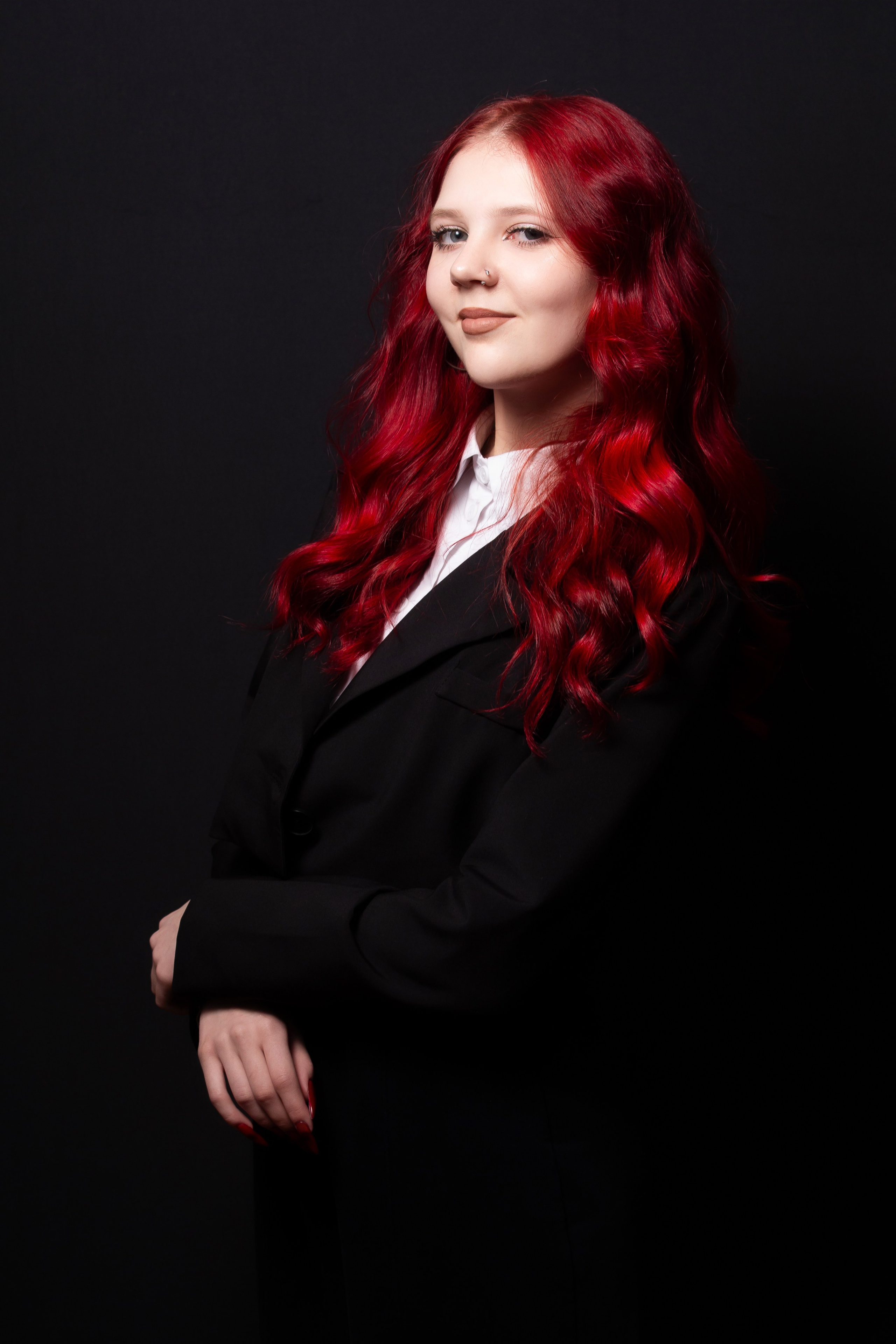 Портретная фотосессия для учеников 9 класса на чёрном фоне | Школьный фотограф Николай Богатырёв | Твой альбом / Твои правила. ТВОЙ АЛЬБОМ / ТВОИ ПРАВИЛА