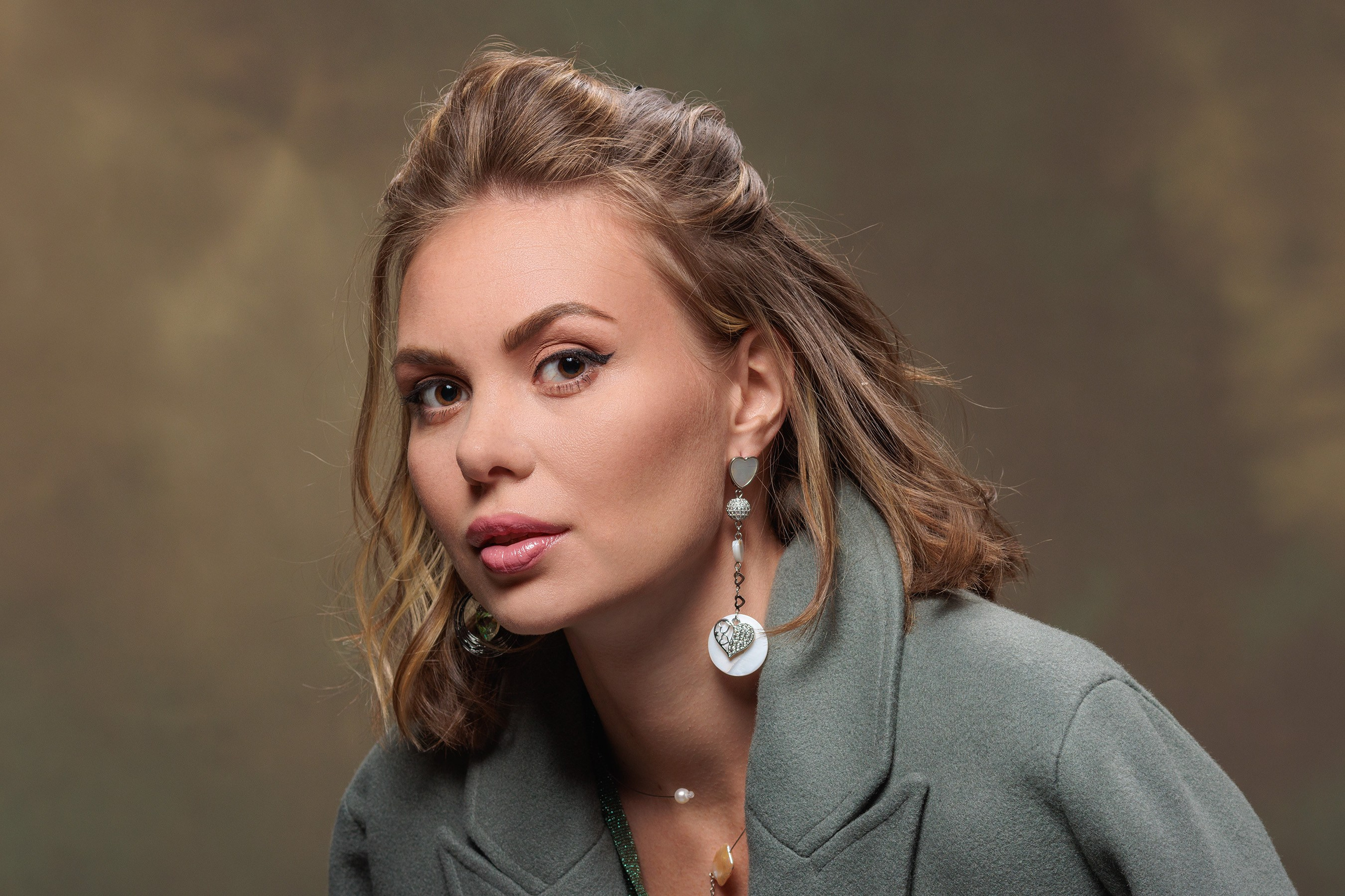 Съёмка для журнала "Дорогое Удовольствие". Октябрьский номер 2023. Рубрика "Стиль". "Запахнувшись в счастье". Стилист и продюсер: Анна Добрынина. Модель: Юлия Меленчук. Мейк: Евгения Четверикова. Укладка: Анна Фроленко. Одежда: Siluett shop. Эксклюзивные украшения ручной работы Светланы Афанасьевой. Фотосессия в Efimov Studio. Портретный фотограф во Владивостоке Сергей Ефимов. #СергейЕфимовФото