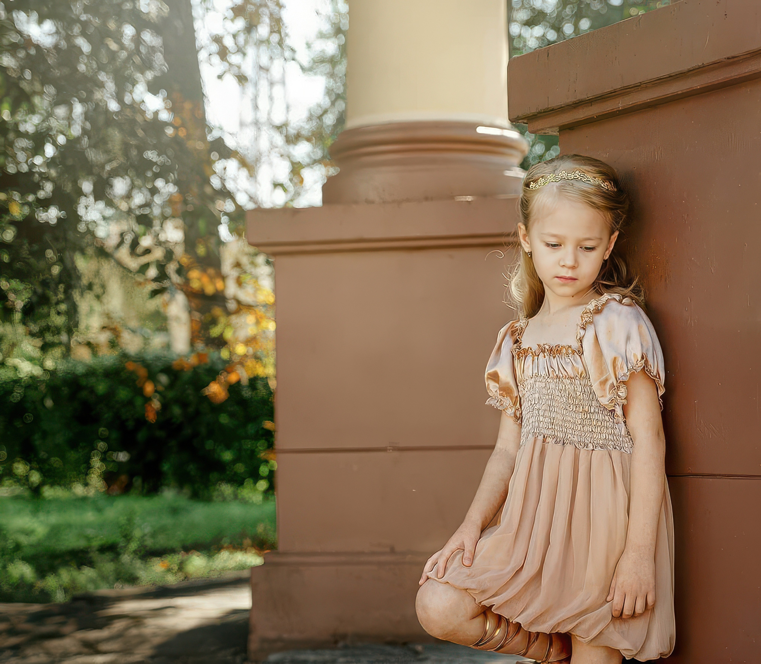 Детская фотосессия летом - девочка стоя у арки в греческом стиле