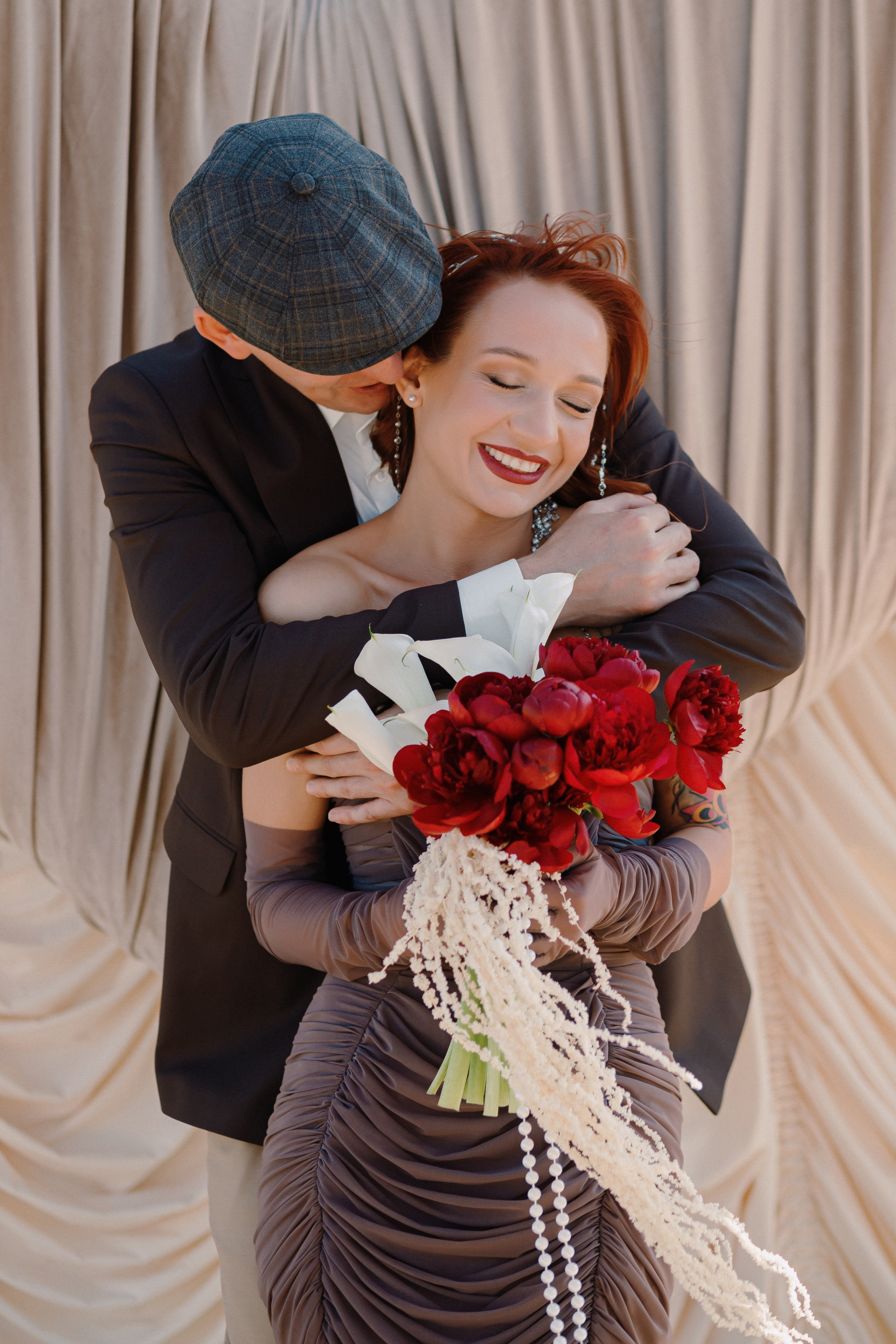 Жених обнимает невесту с букетом, эмоциональный момент свадебной церемонии, фотограф на свадьбу в Таганроге