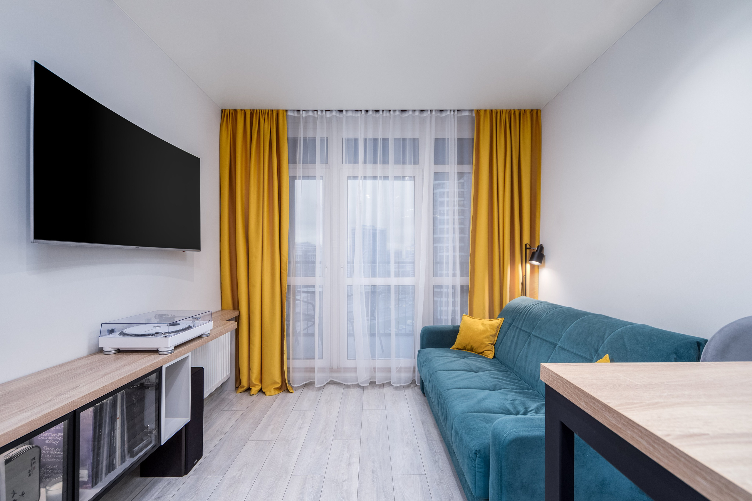 Интерьер зоны гостиной в двухкомнатной квартире в Минске