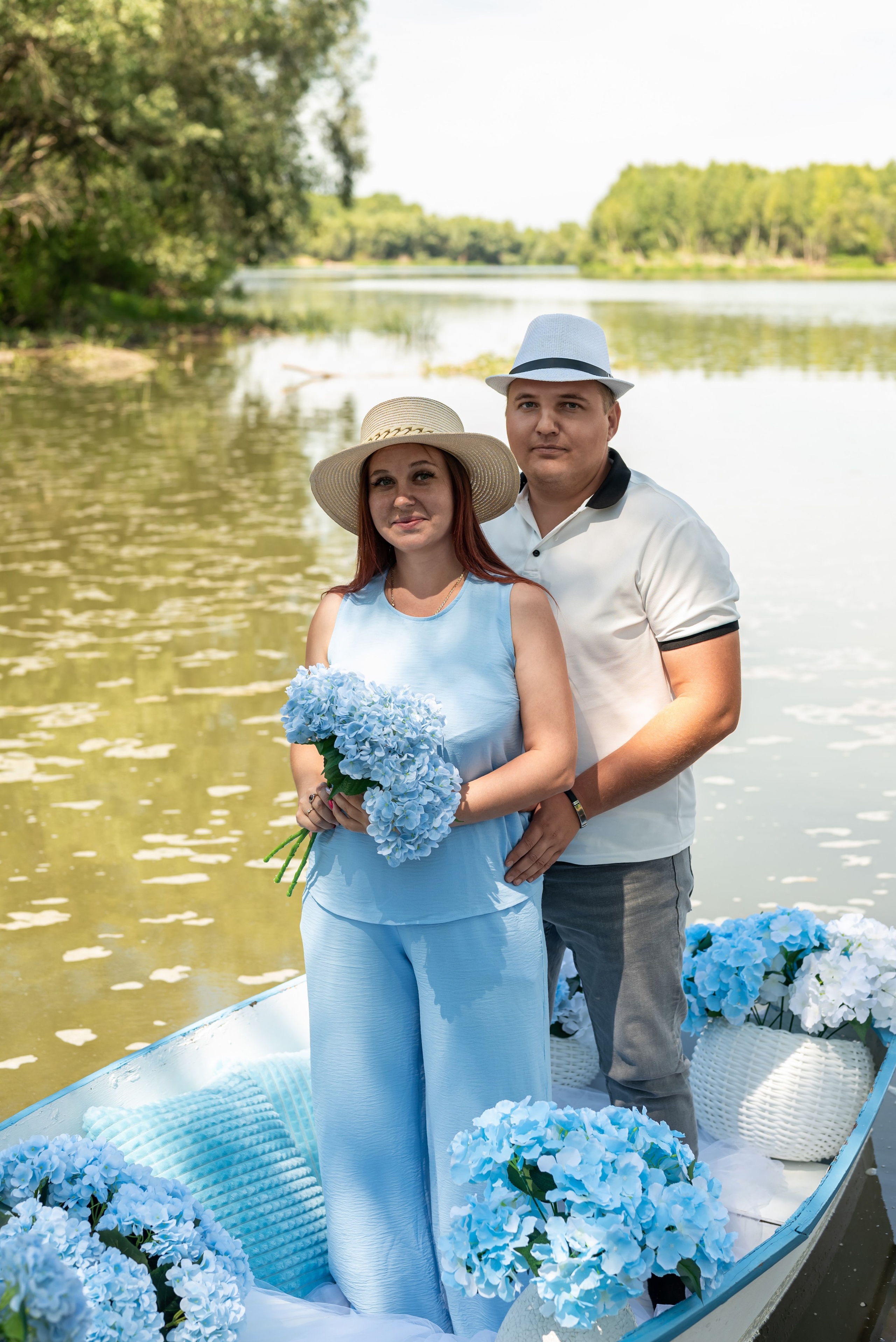 Фотопроект на лодке с голубыми гортензиями. Фотограф в городе Салават