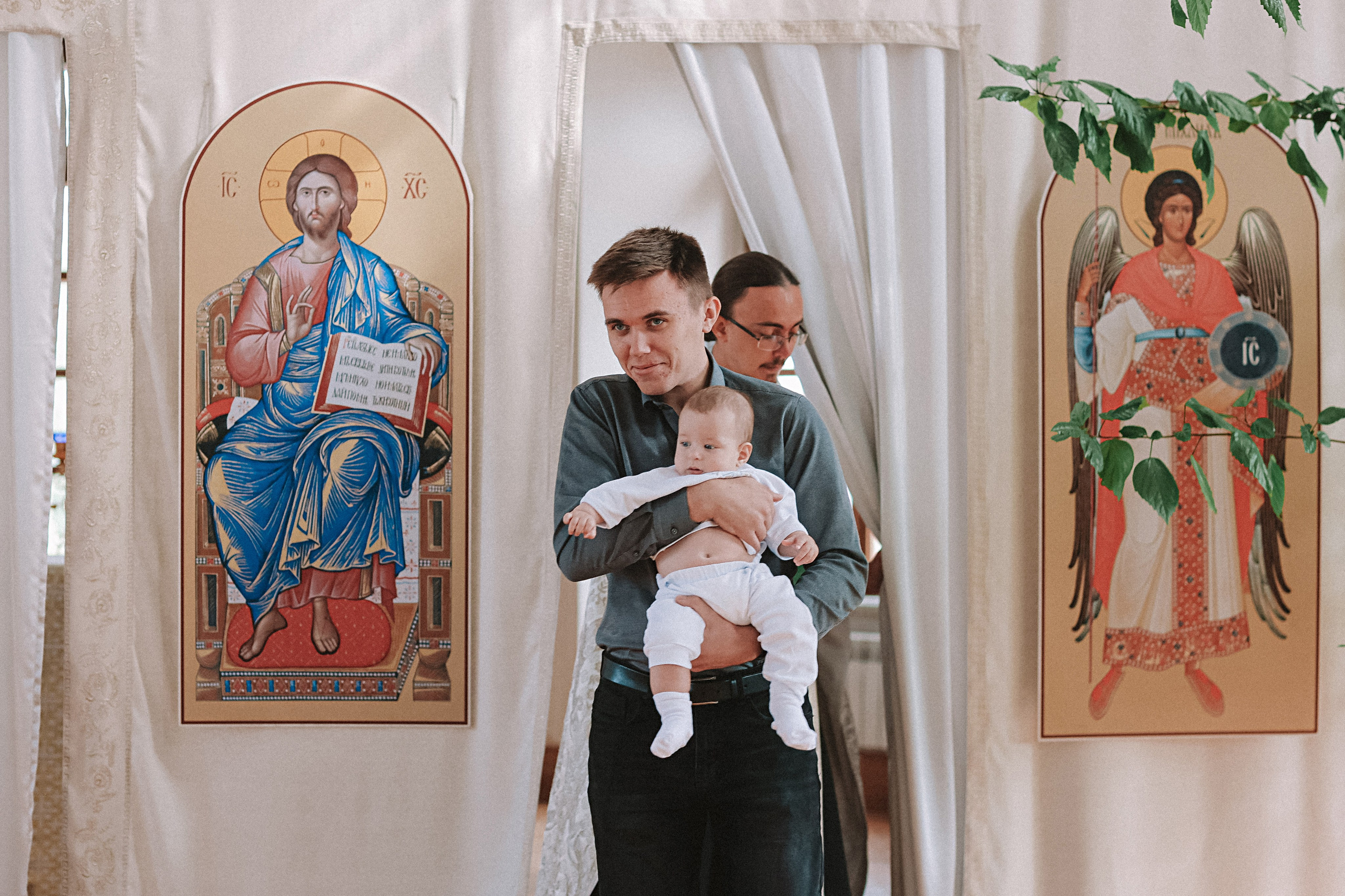 Крещение церковь около моста влюбленных. Семейный фотограф Тюмень, фотограф на роды Салмина Мария