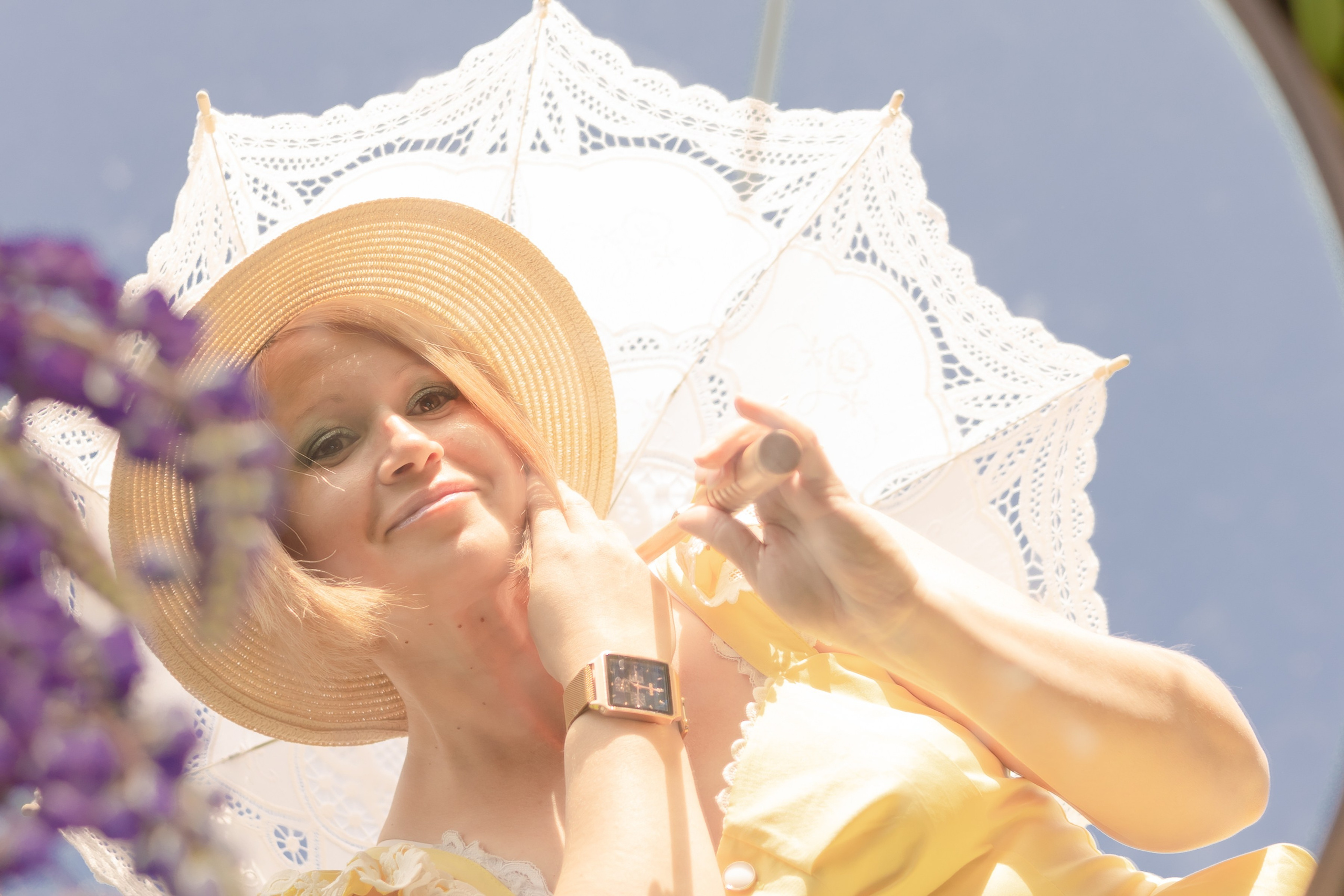 Девушка смотрит в зеркало