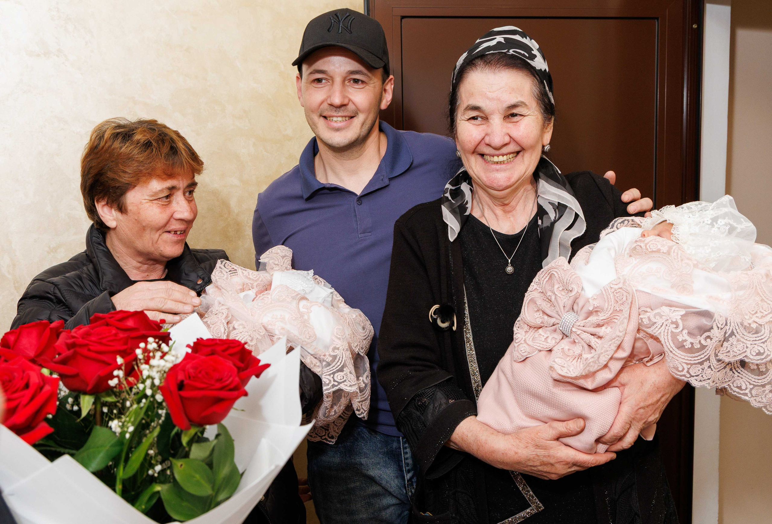 Первая встреча папы с новорожденным ребенком.