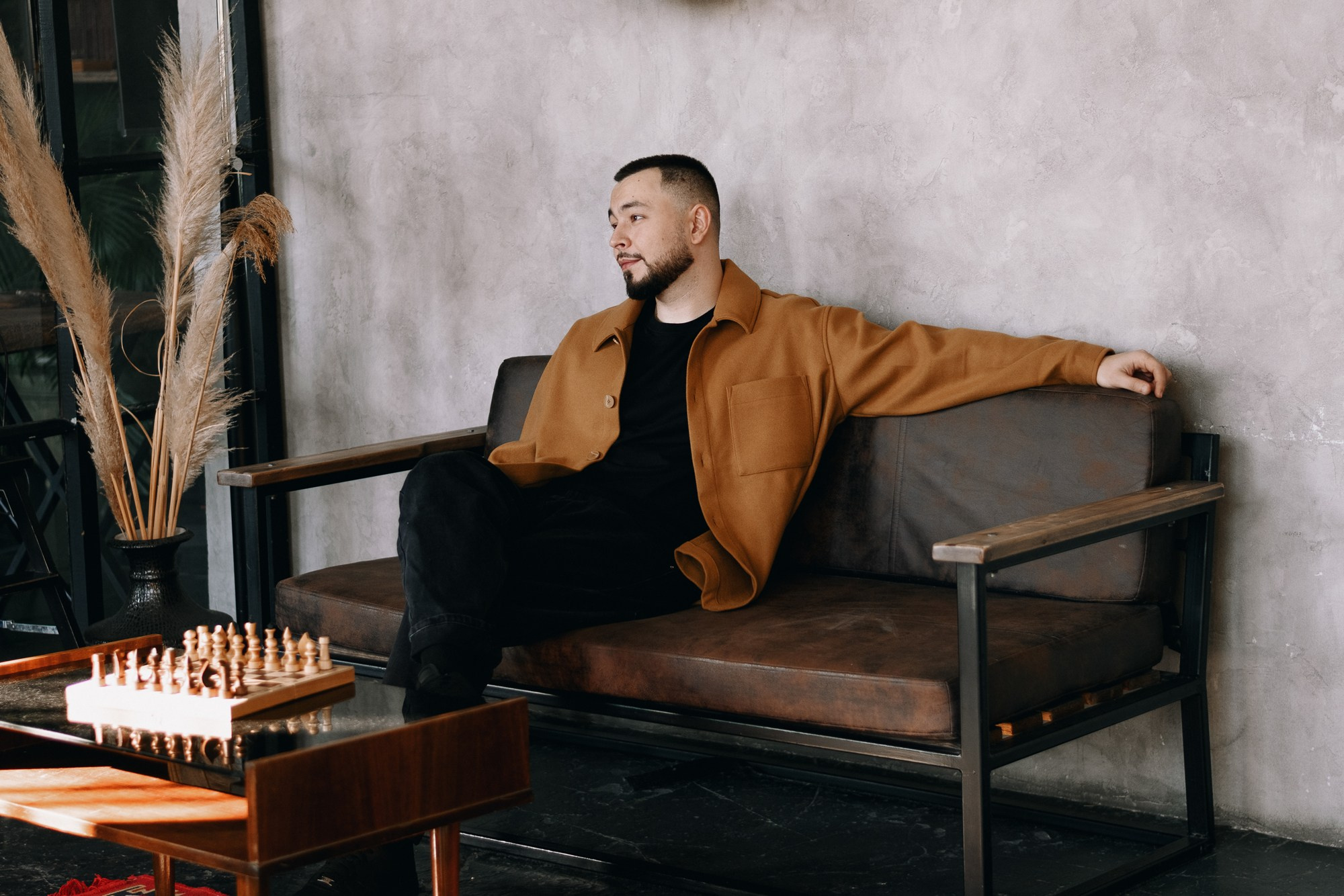 Мужской портрет в студии Тюмени за игрой в шахматы, интеллектуальный образ и стильная мужская фотосессия